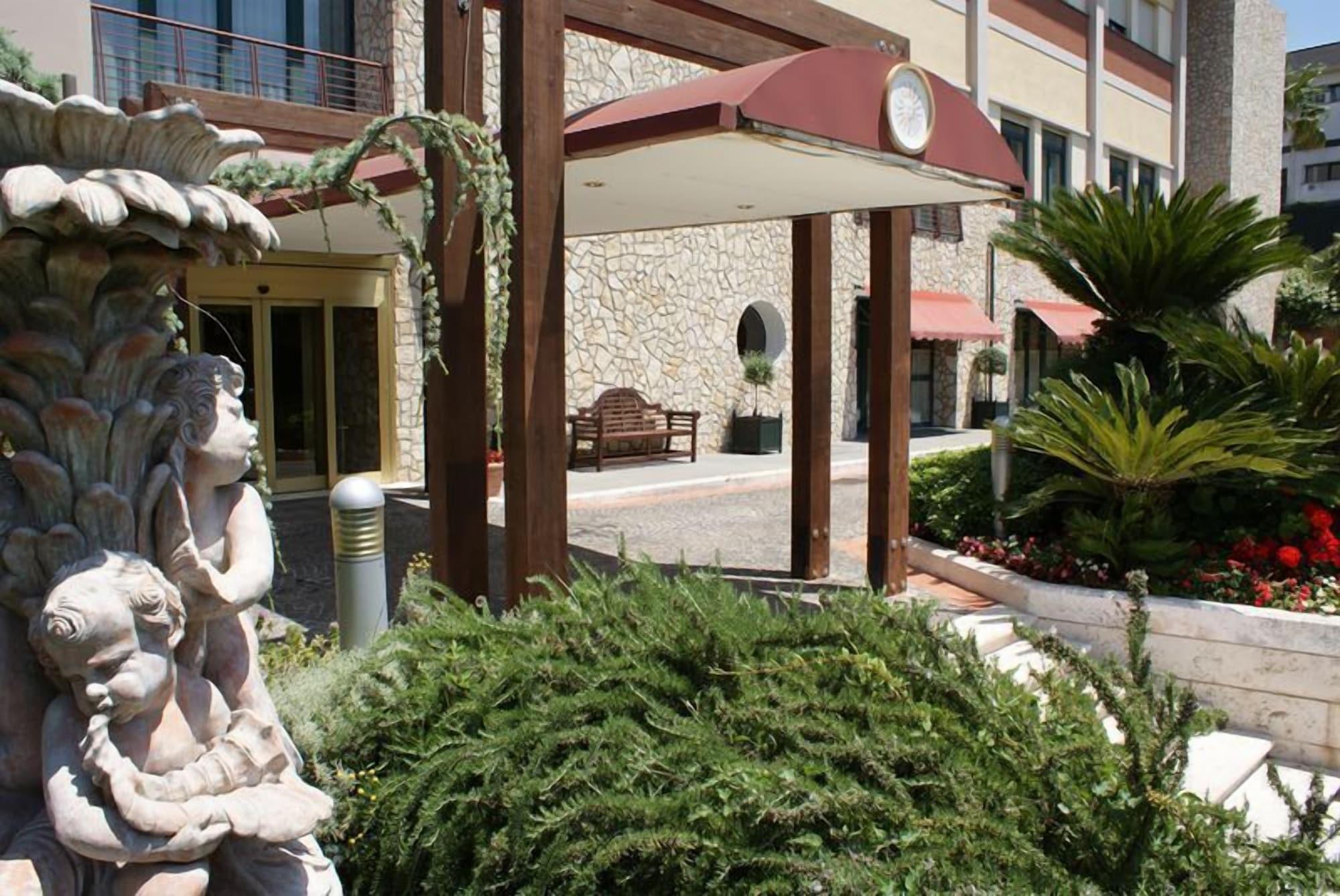 Vista Exterior Solofra Palace Hotel Resorts