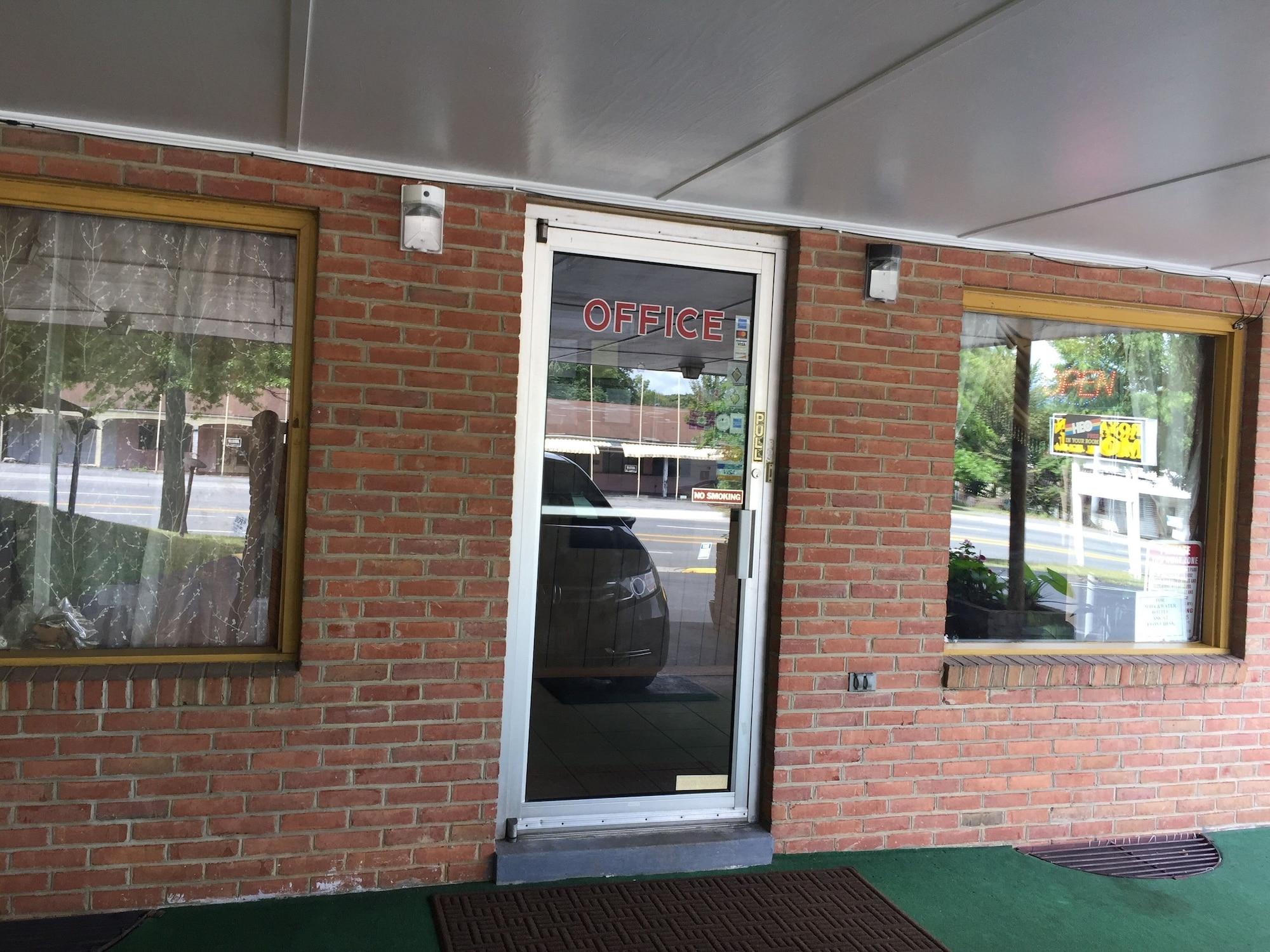 Varios Royal Inn Motel