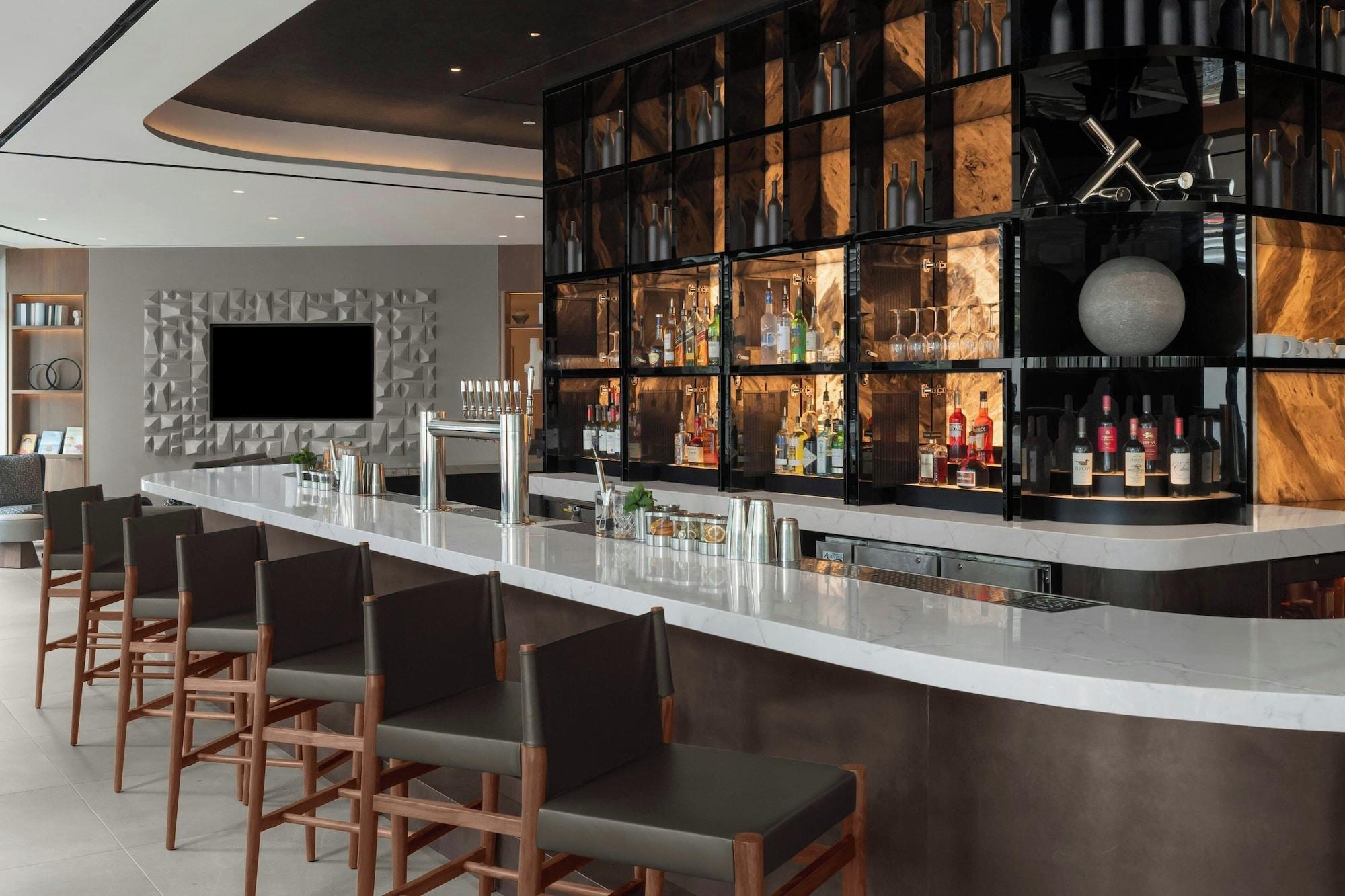 Bar/Salón AC Hotel by Marriott Arlington National Landing
