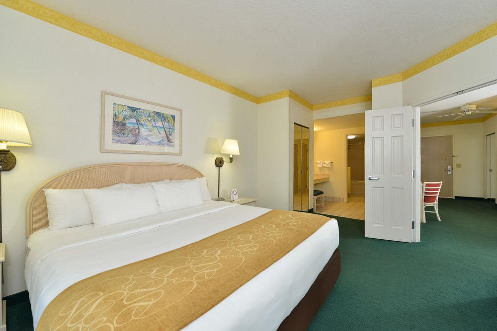 Hotel Comfort Suites Maingate East