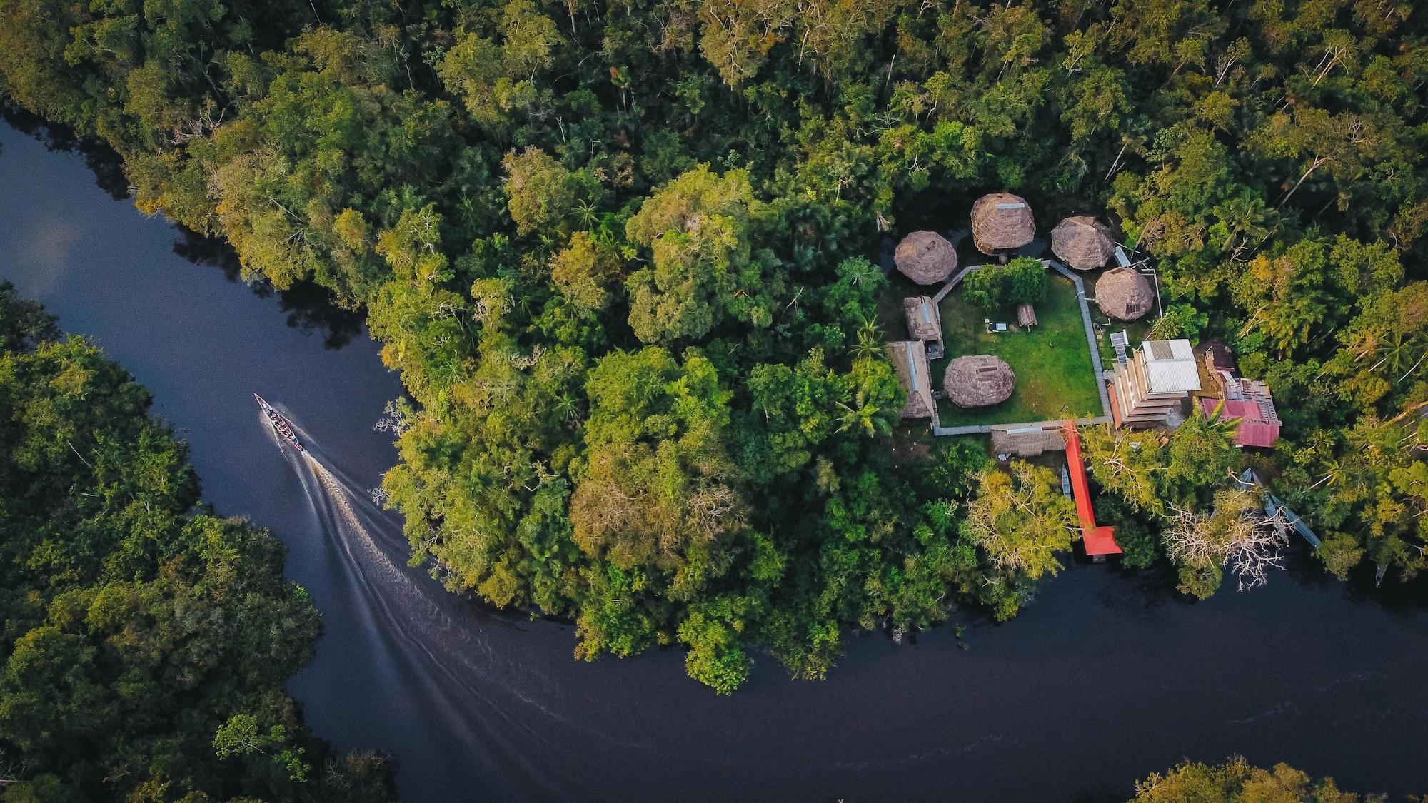 Varios Piranha EcoLodge