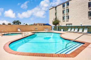 Alojamiento - Days Inn & Suites by Wyndham Fullerton
