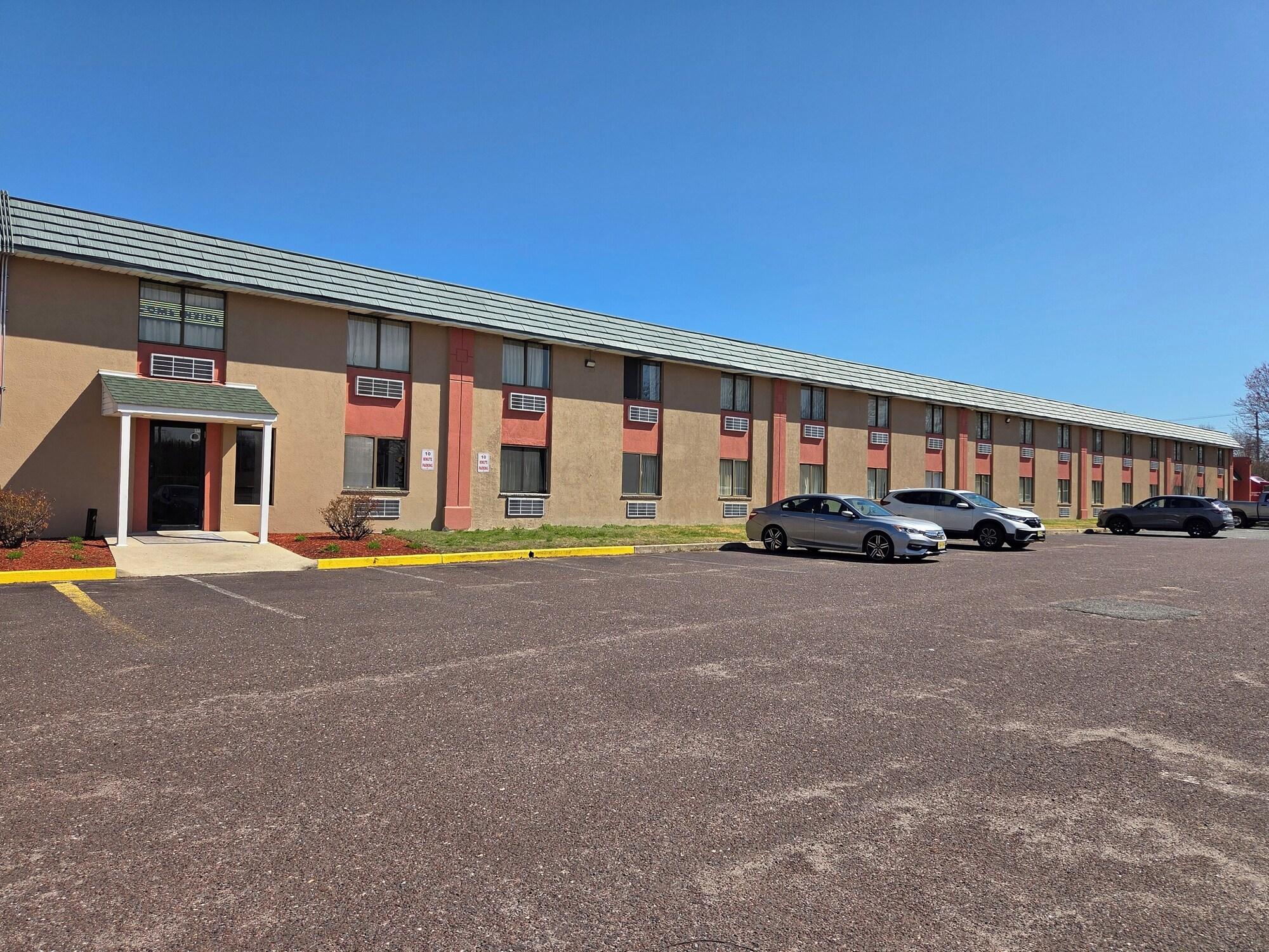 Varios Red Carpet Inn