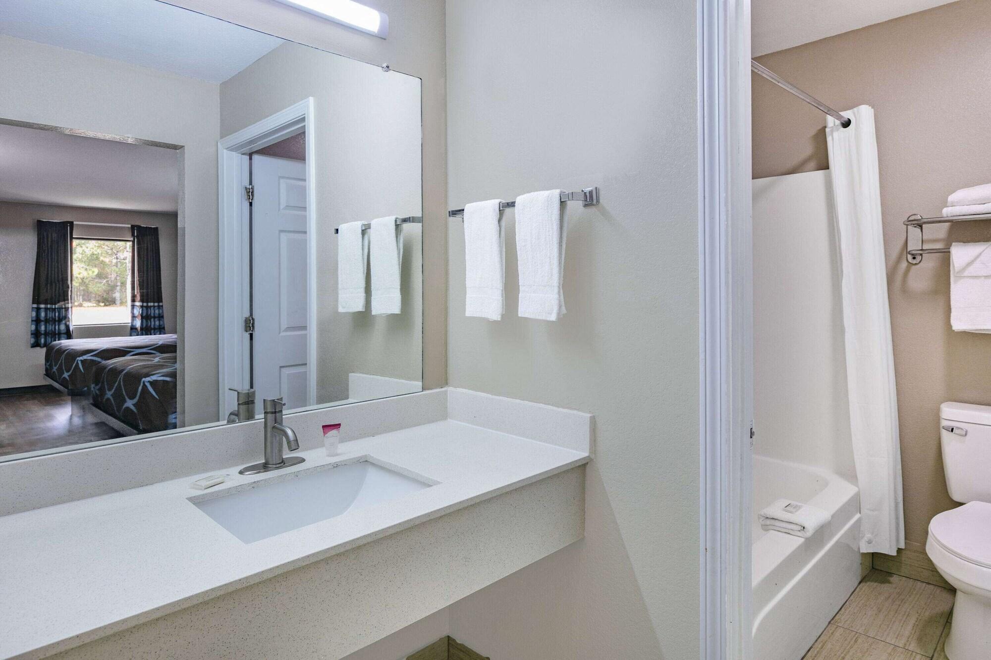 Equipamiento de Habitación Super 8 by Wyndham Moss Point