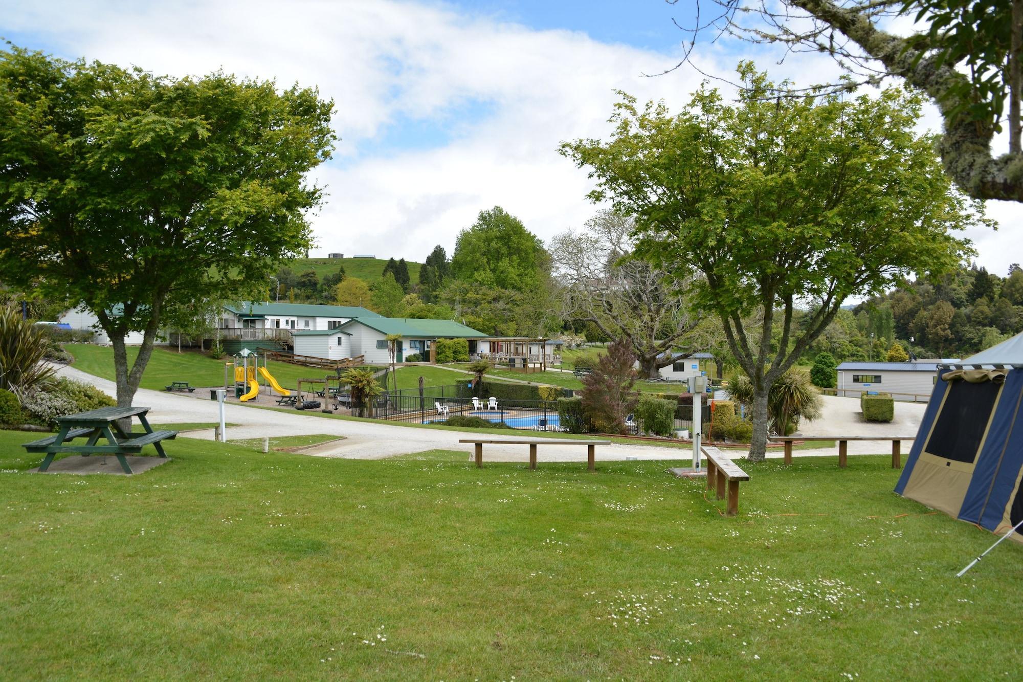 Vista Exterior Waitomo Top 10 Holiday Park