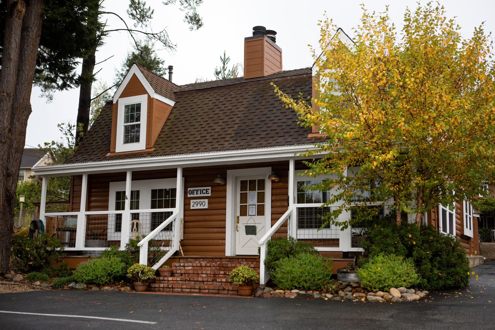 Vista Exterior J Patrick Inn
