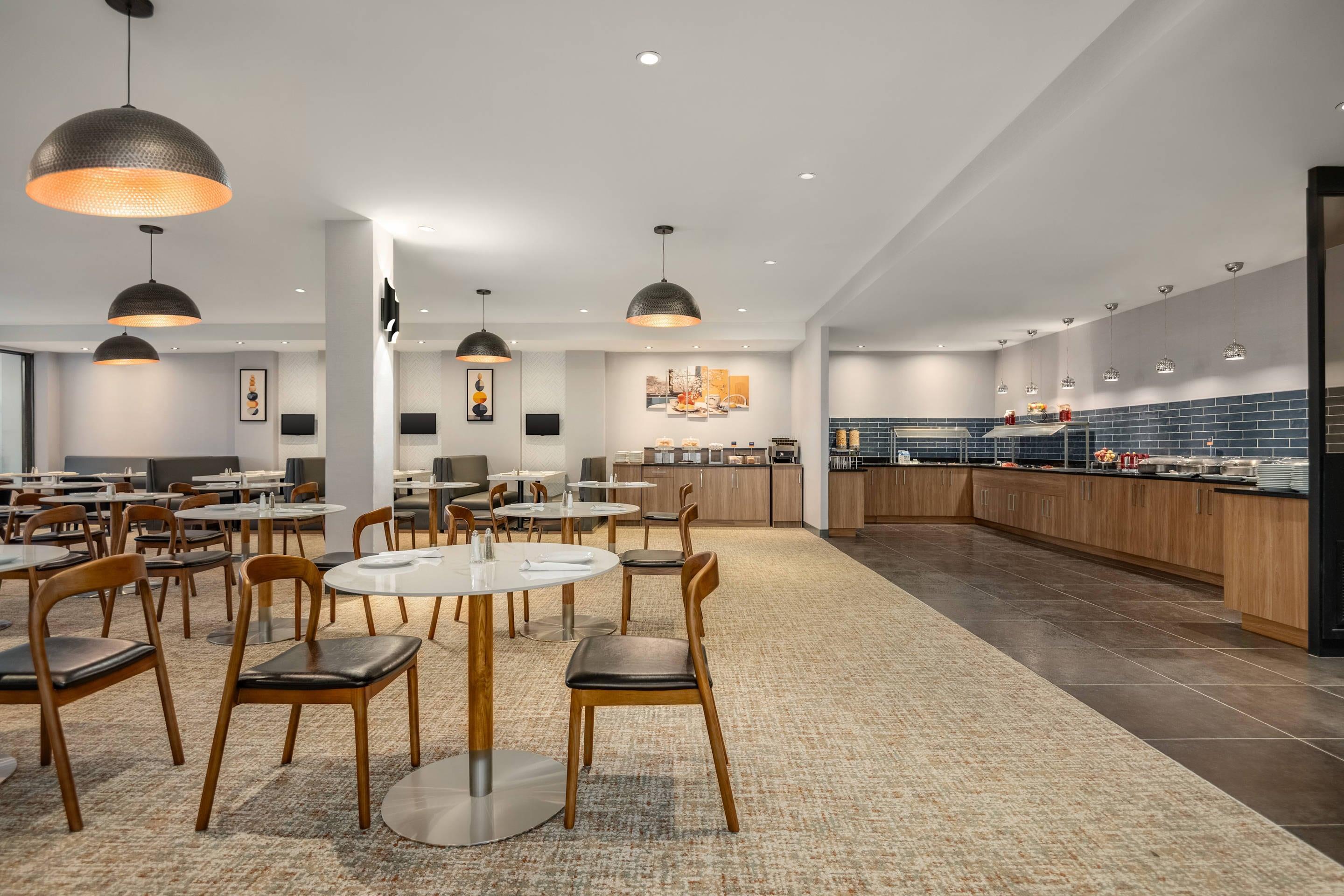 Restaurant Radisson Hotel Montreal Airport