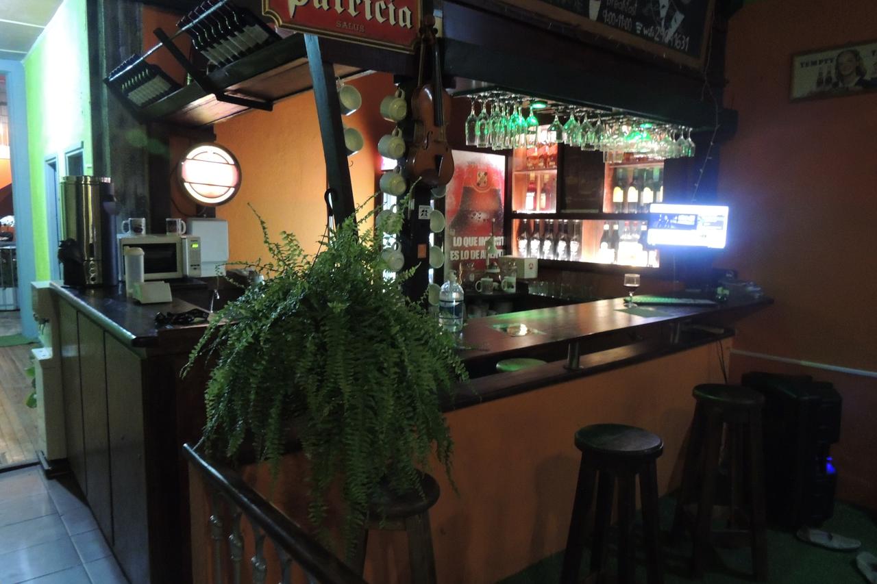 Bar/Salón Acá me Quedo Hostel