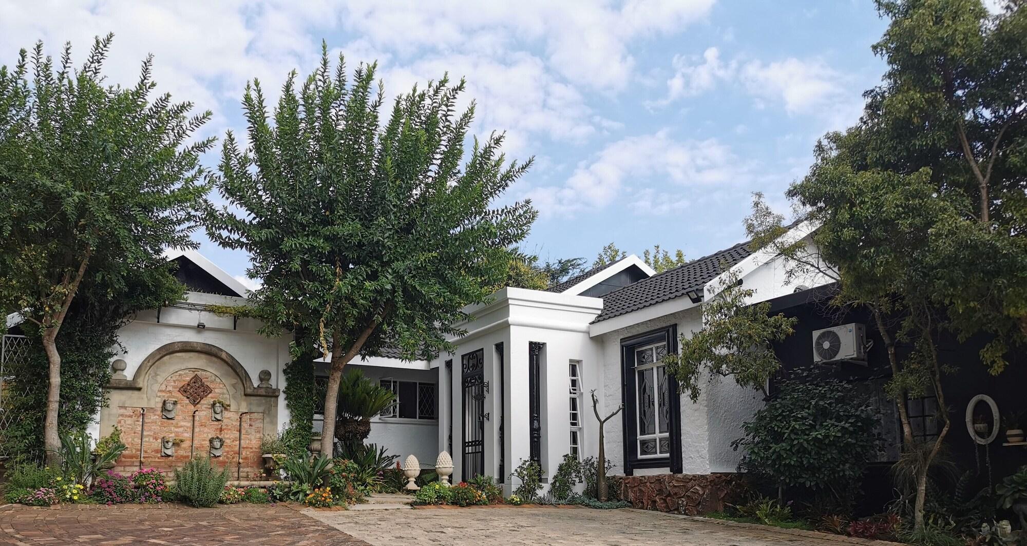 Varios At 98 on Lynburn Guest House