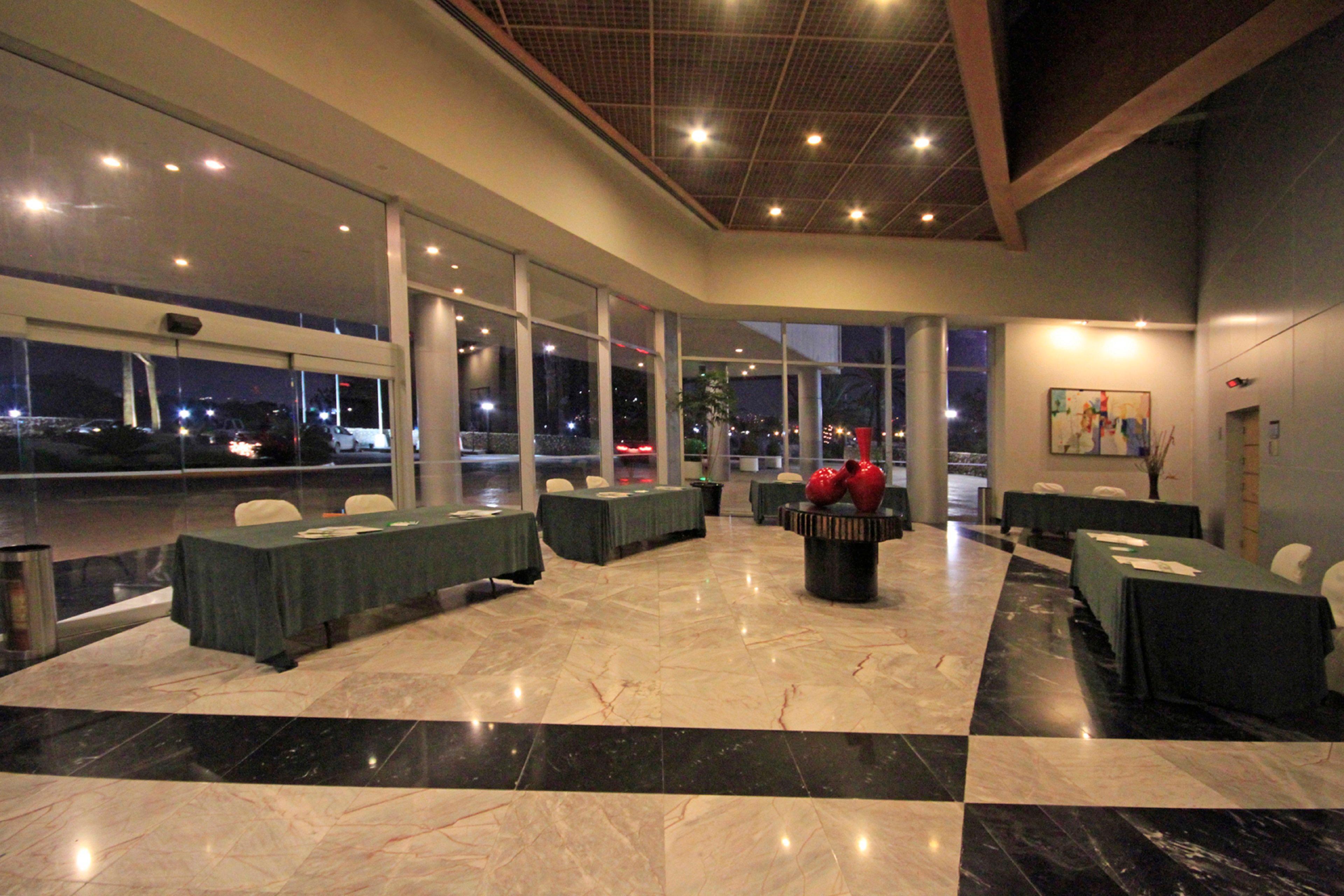 Vista Exterior Holiday Inn Monterrey - Parque Fundidora by IHG