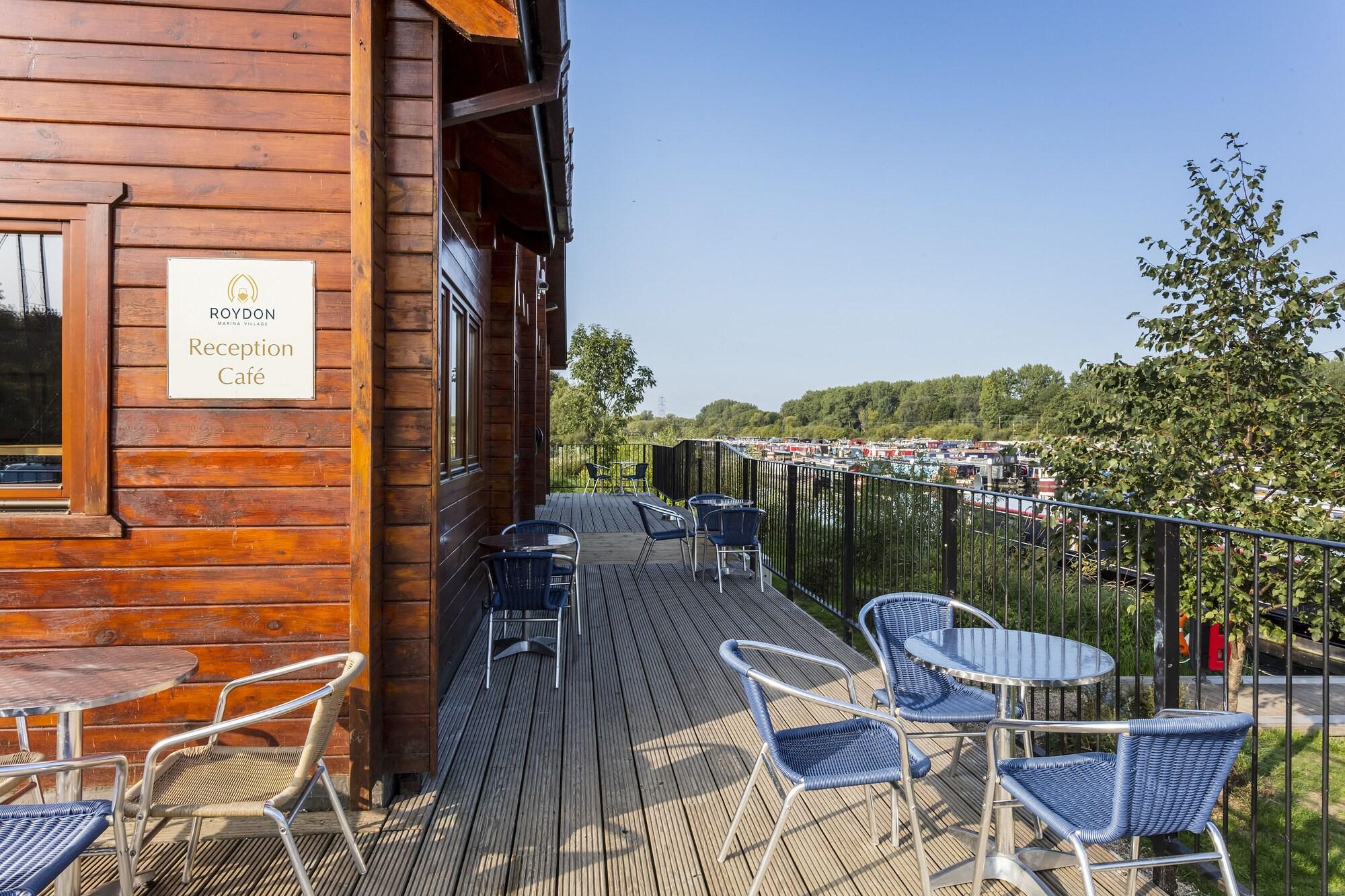 Vista Exterior Roydon Marina Village Hotel