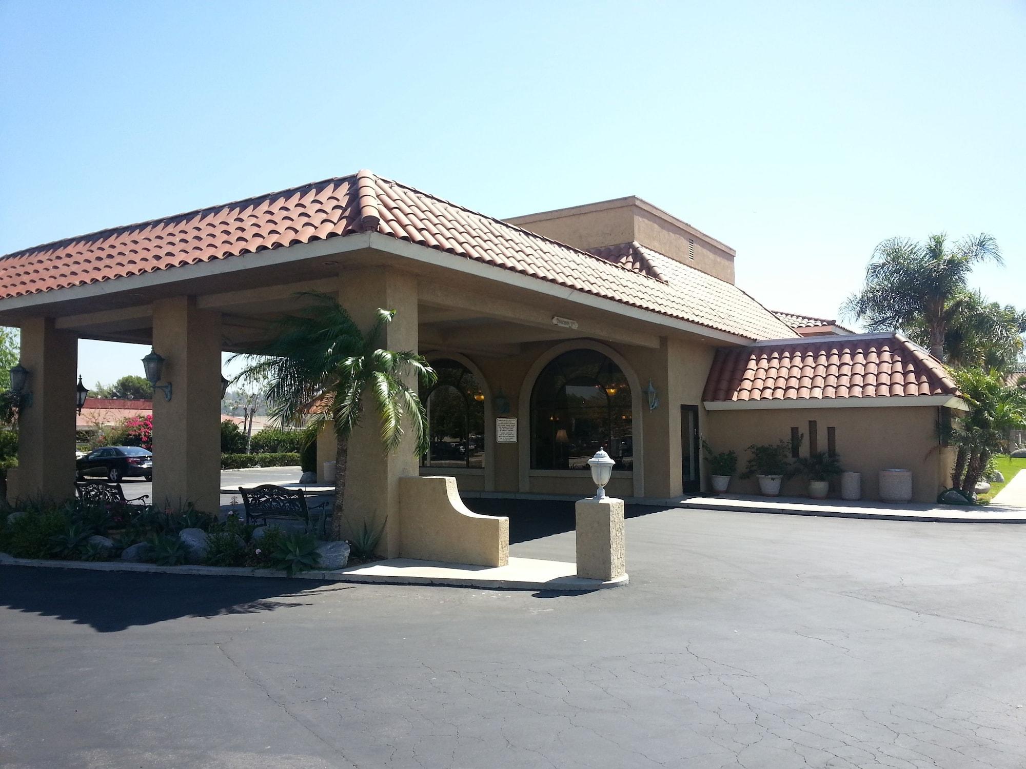 Vista Exterior Motel 6 Anaheim Hills