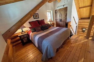 Alquiler Vacacional - Romantic log cabin getaway with spectacular mountain views.
STR AP 18-005