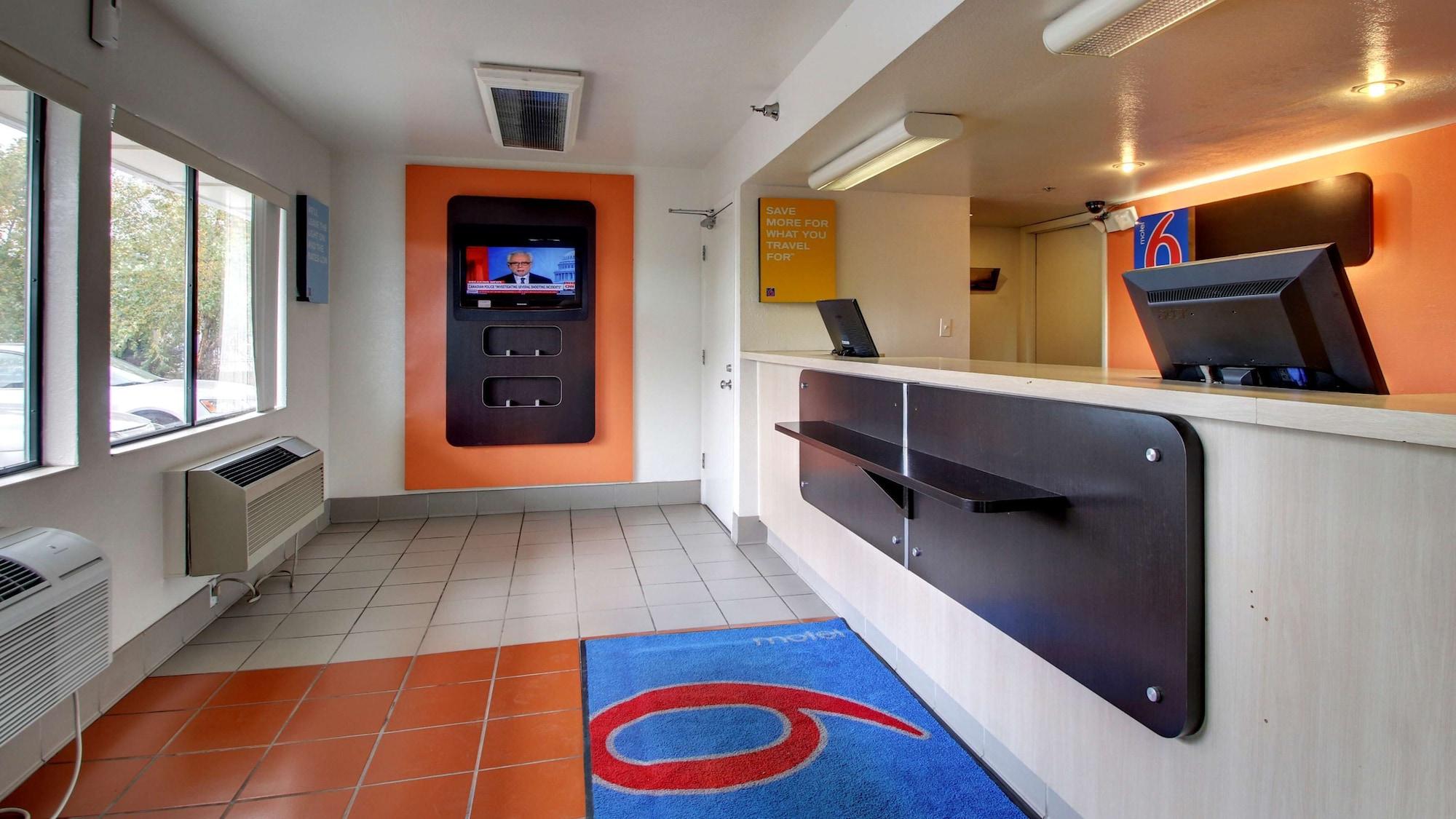Vista Lobby Motel 6 Des Moines, IA - North