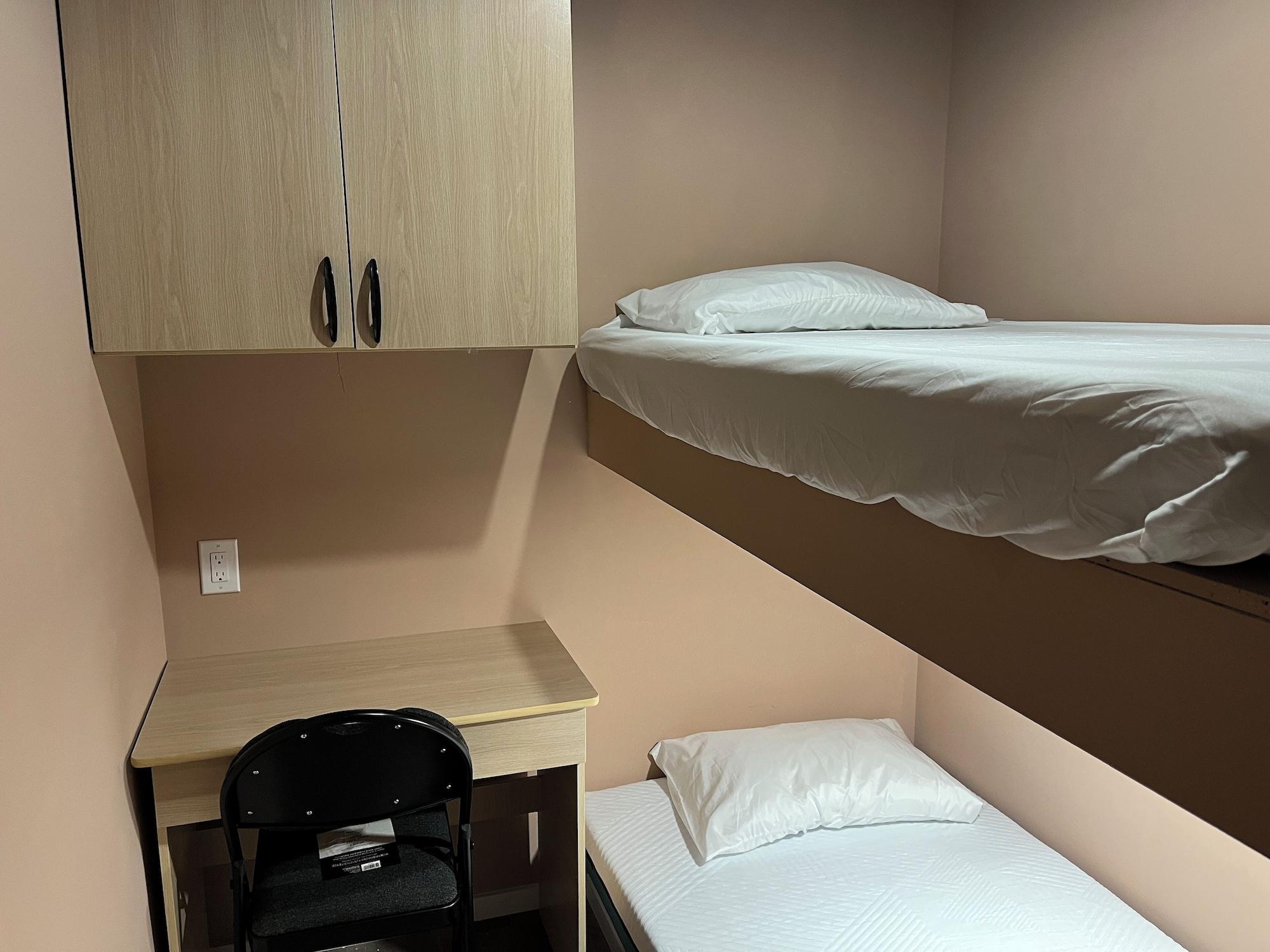 Varios Pod-Inn Hotel