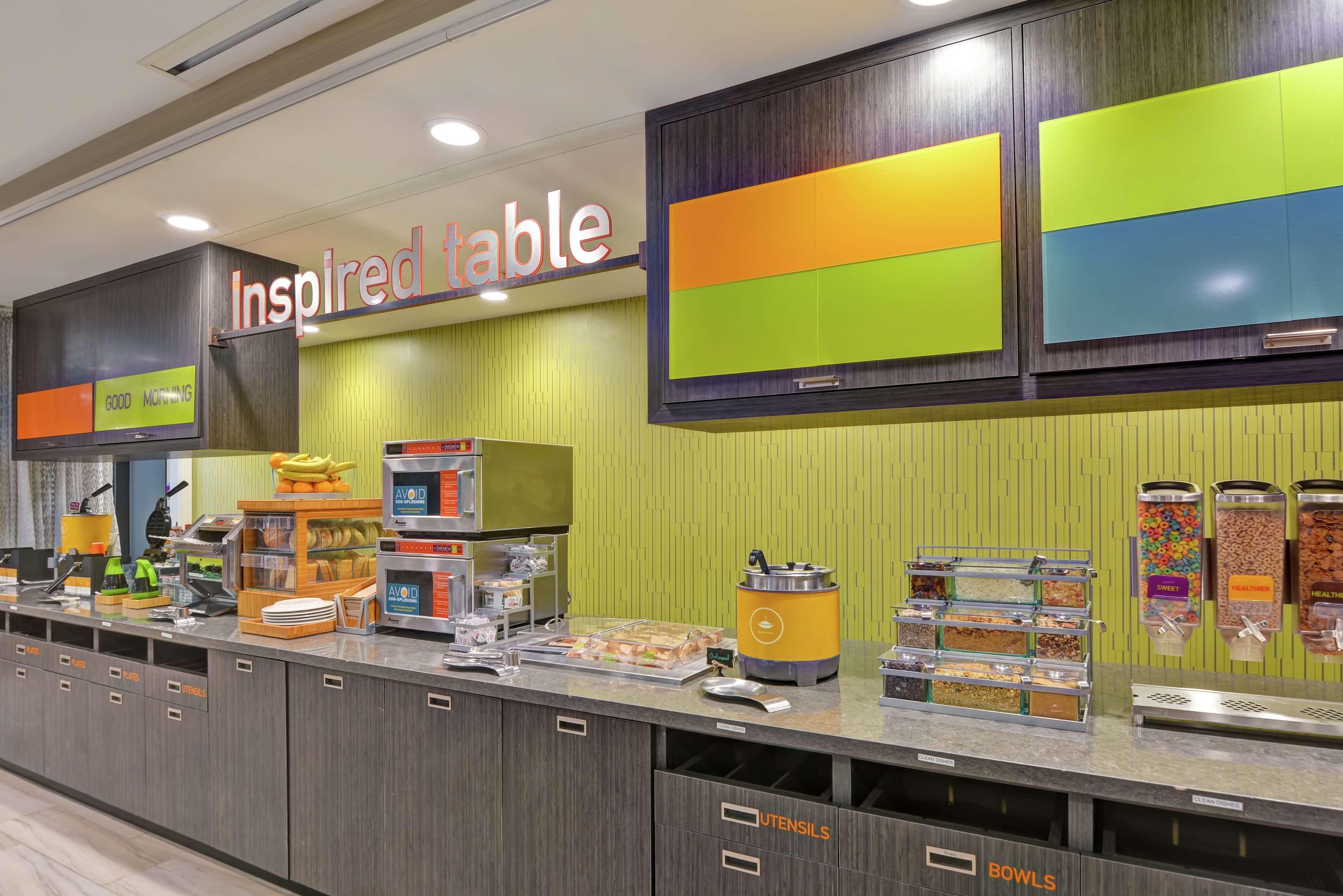 Restaurant Home2 Suites by Hilton Pensacola I-10 at North Davis Hwy
