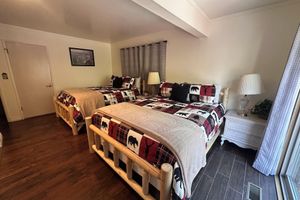 Alquiler Vacacional - Forest view! Indoor jacuzzi, walk to Lake & village, Pool table, Game Room, BBQ