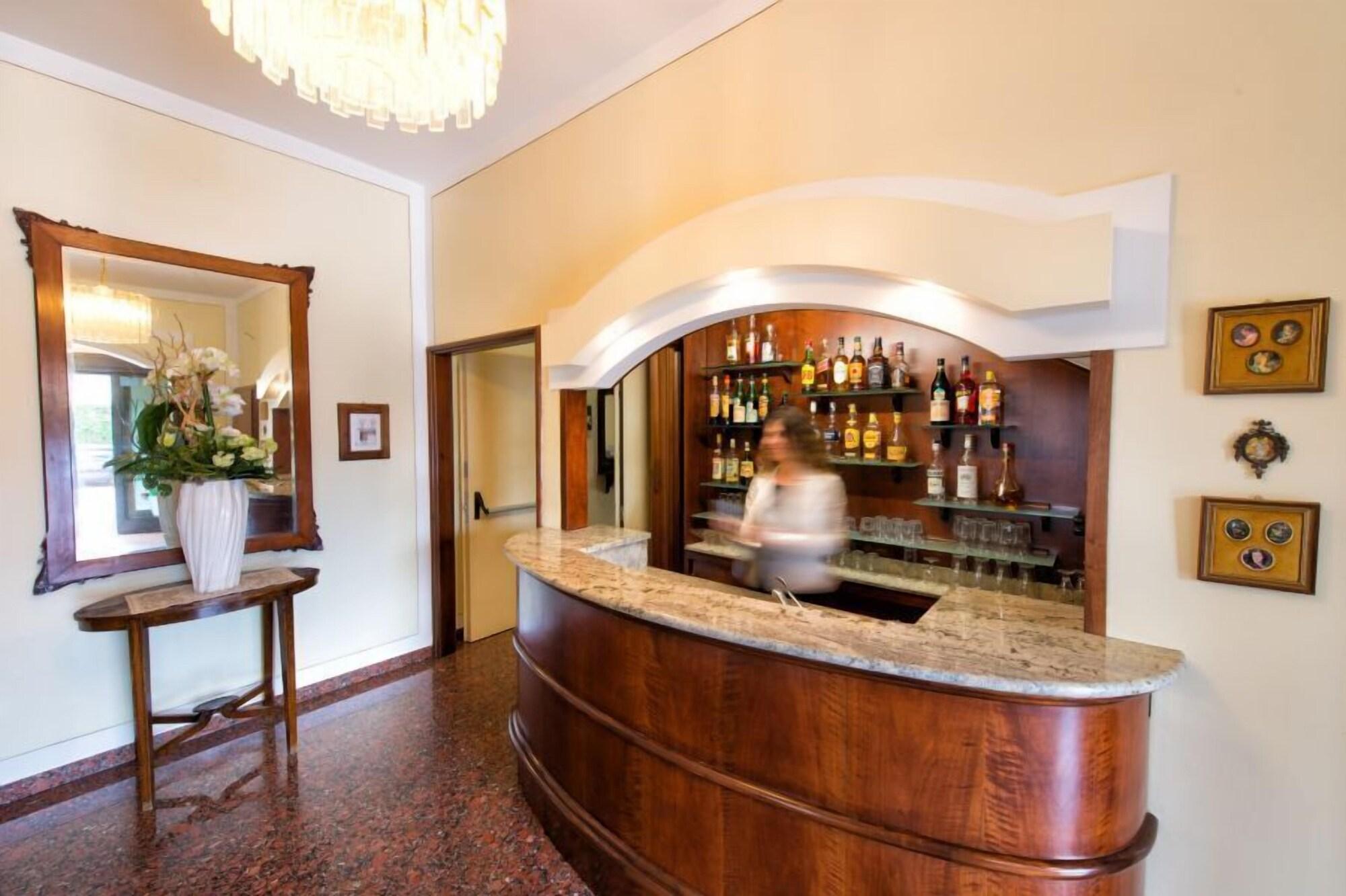 Bar/Salón Hotel Aquila