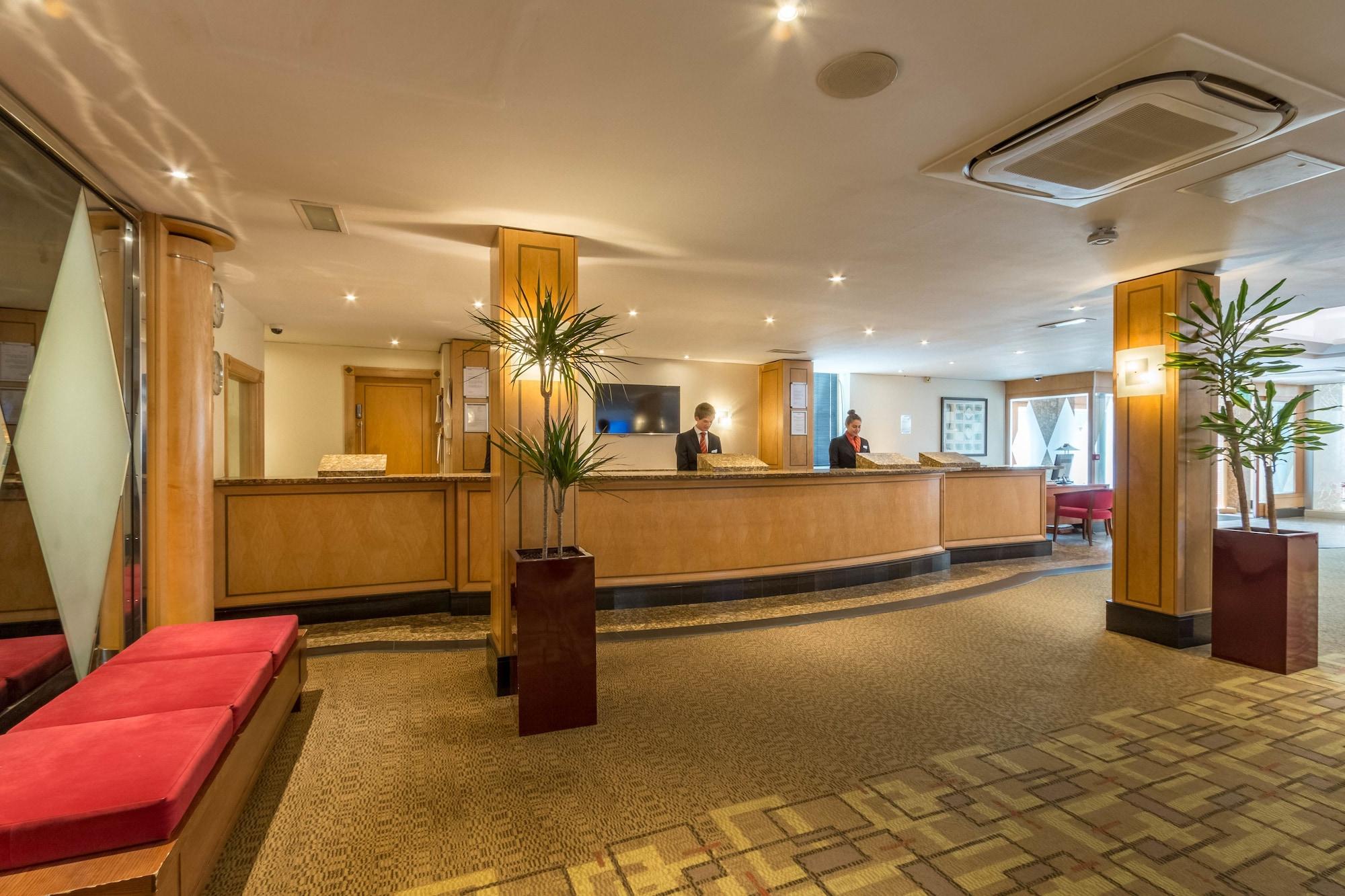 Vista Lobby Thistle London Heathrow Terminal 5