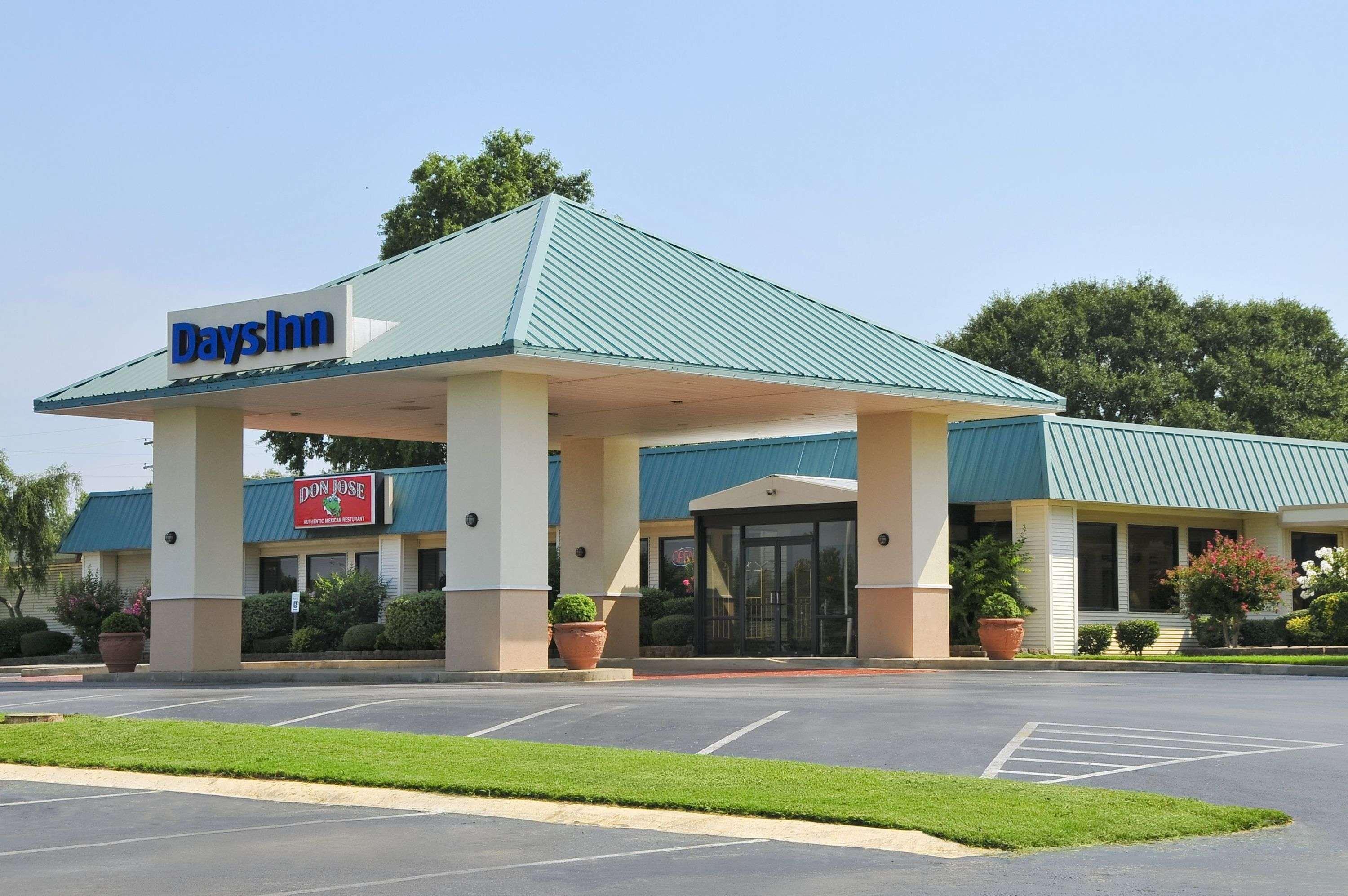 Vista Exterior Days Inn by Wyndham Forrest City