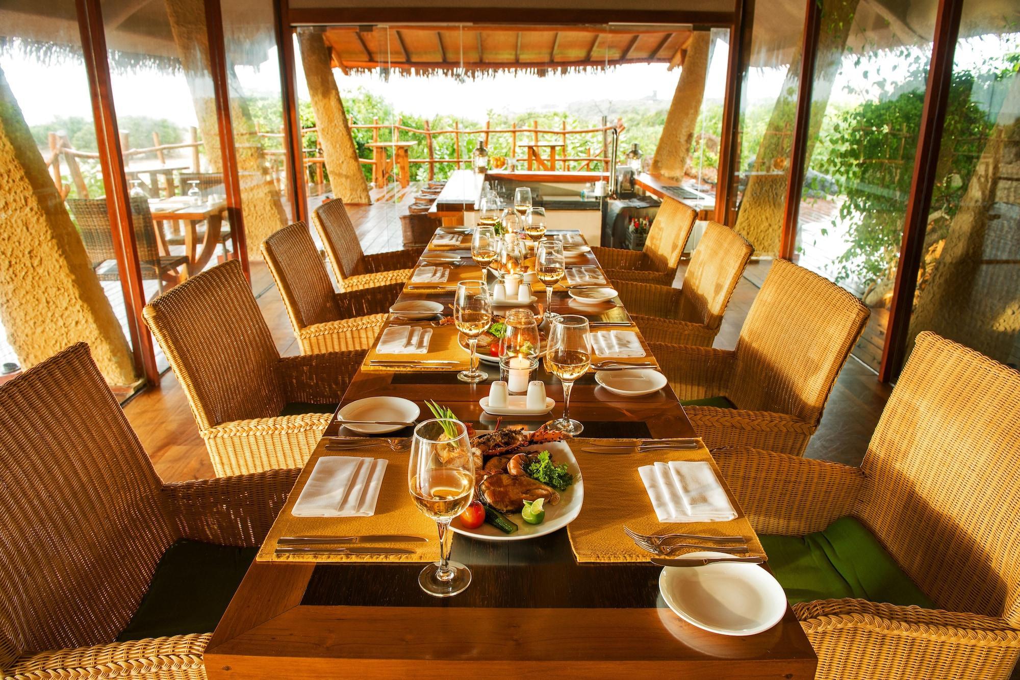 Restaurant Chena Huts By Uga Escapes - All Inclusive