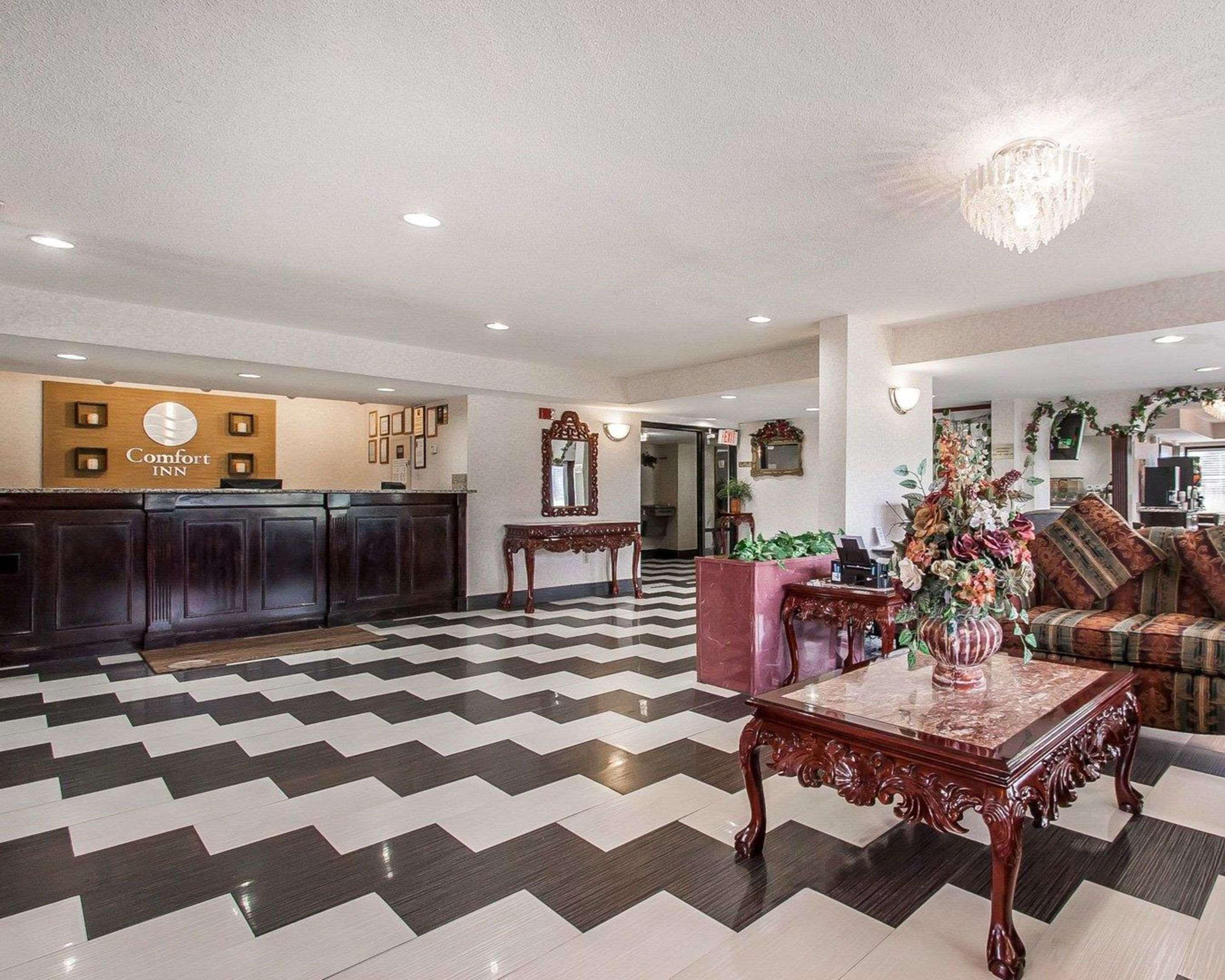 Vista Lobby Quality Inn Edmund Pettus Bridge Area