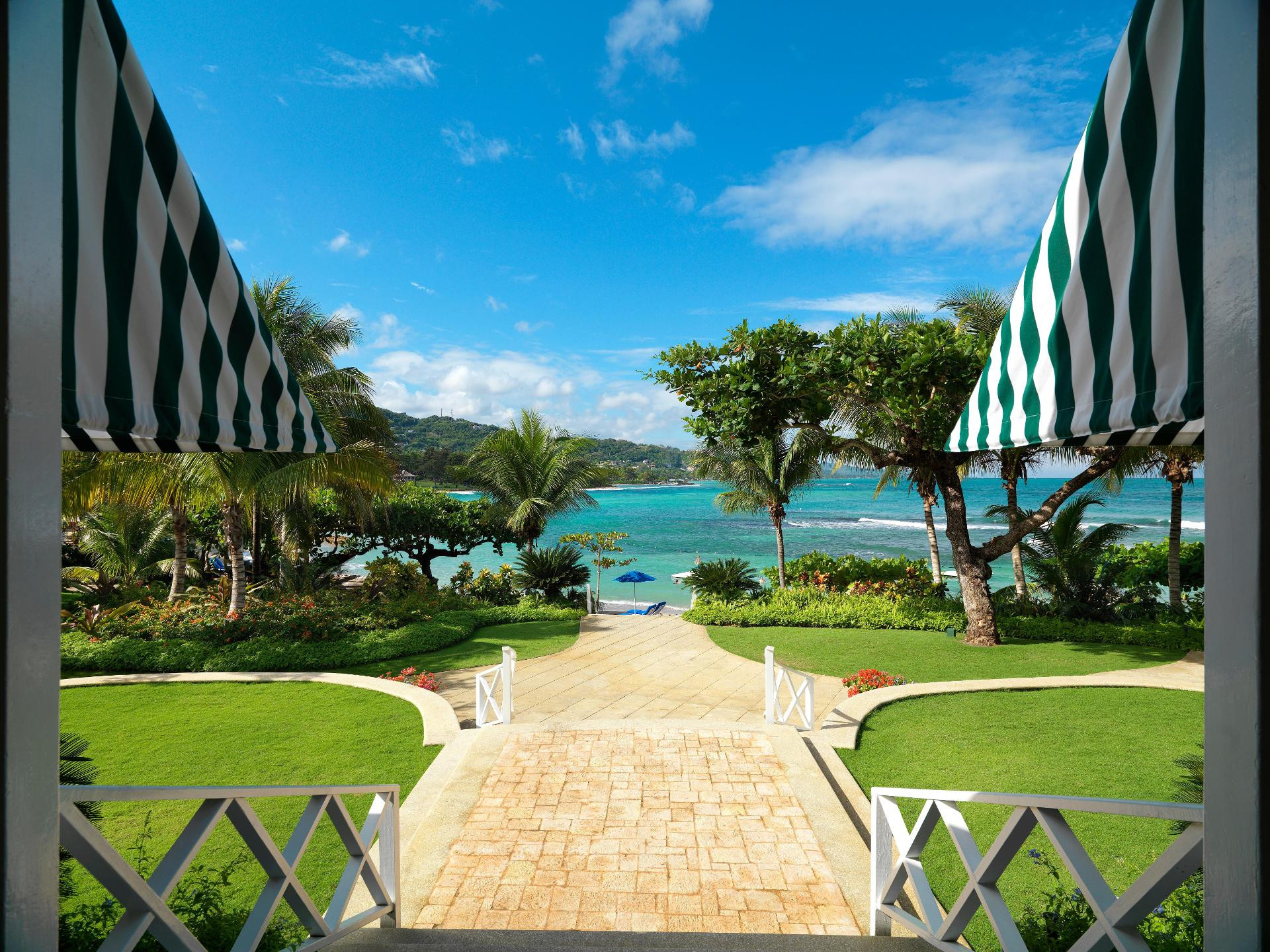 Vista Lobby Round Hill Hotel & Villas