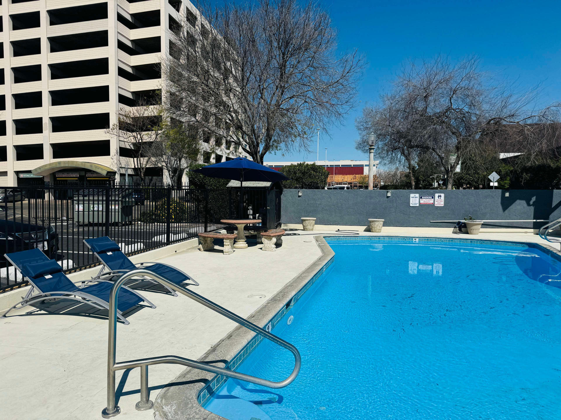 Vista Piscina SureStay by Best Western Fresno Central