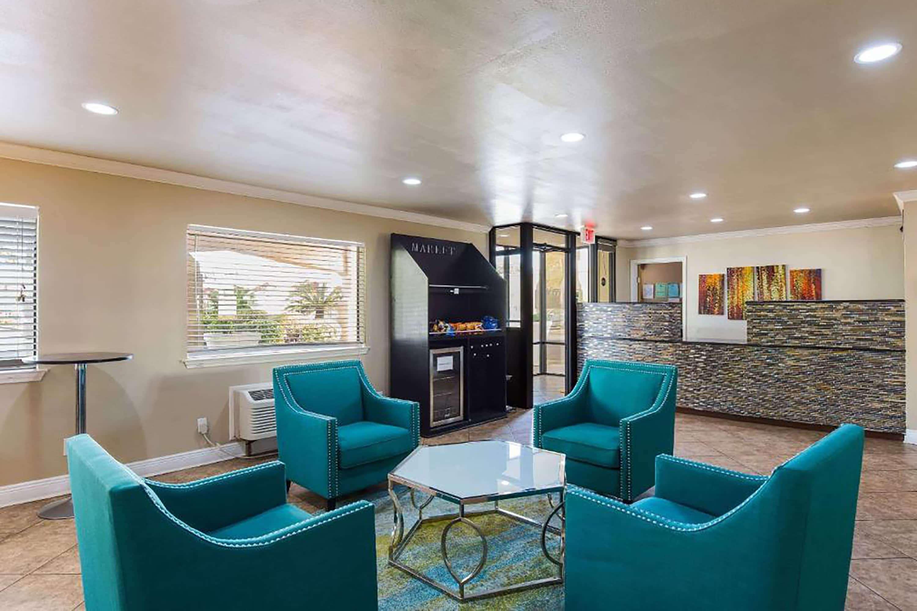 Vista Lobby Days Inn by Wyndham Foley