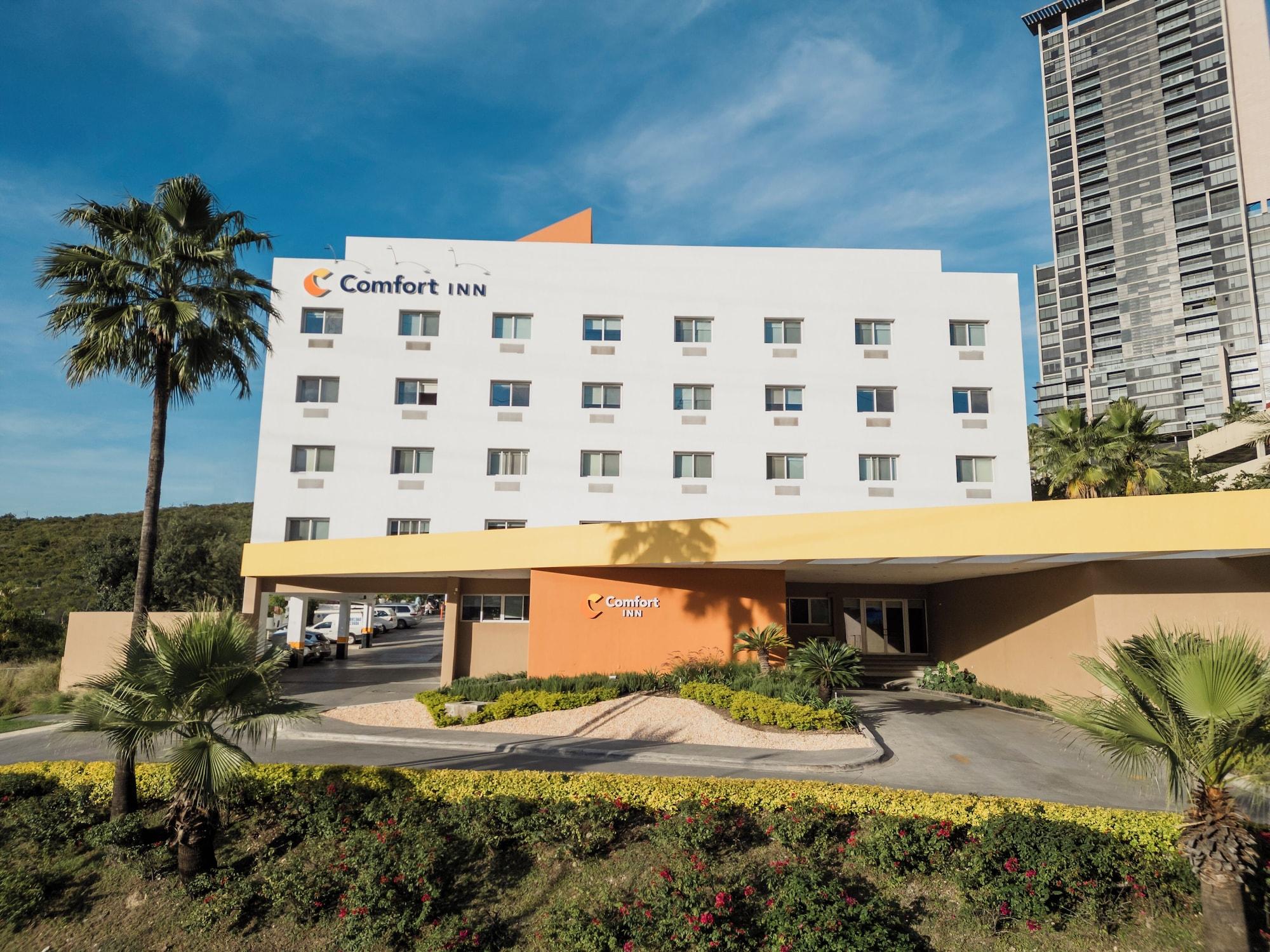 Vista Exterior Comfort Inn Monterrey Valle