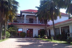Alojamiento - La Paradise Inn