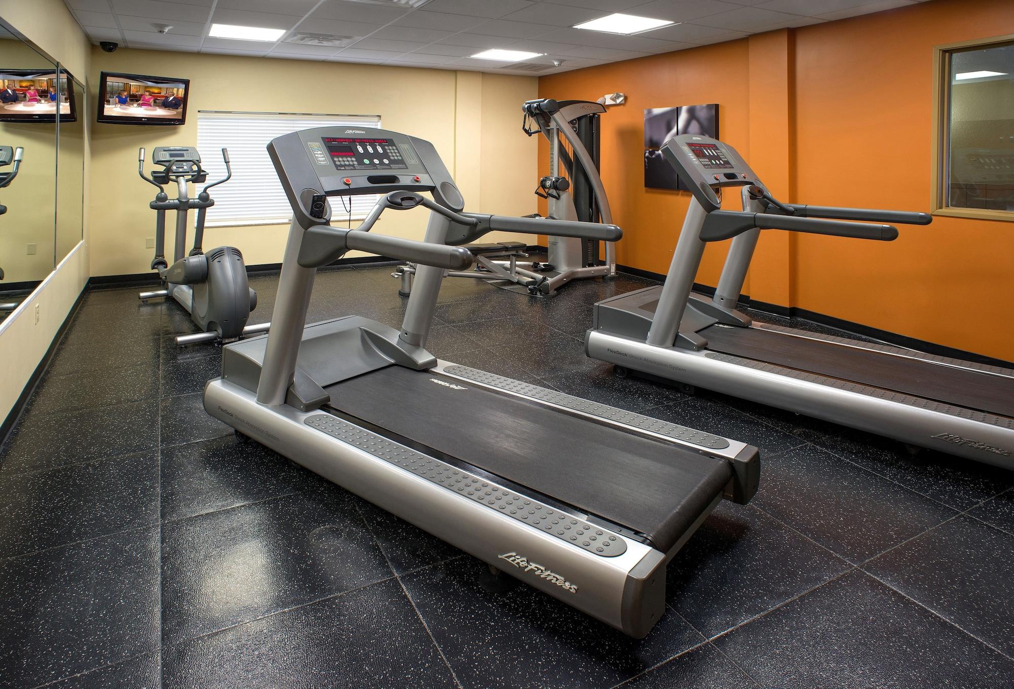 Gimnasio Country Inn & Suites by Radisson, Princeton, WV