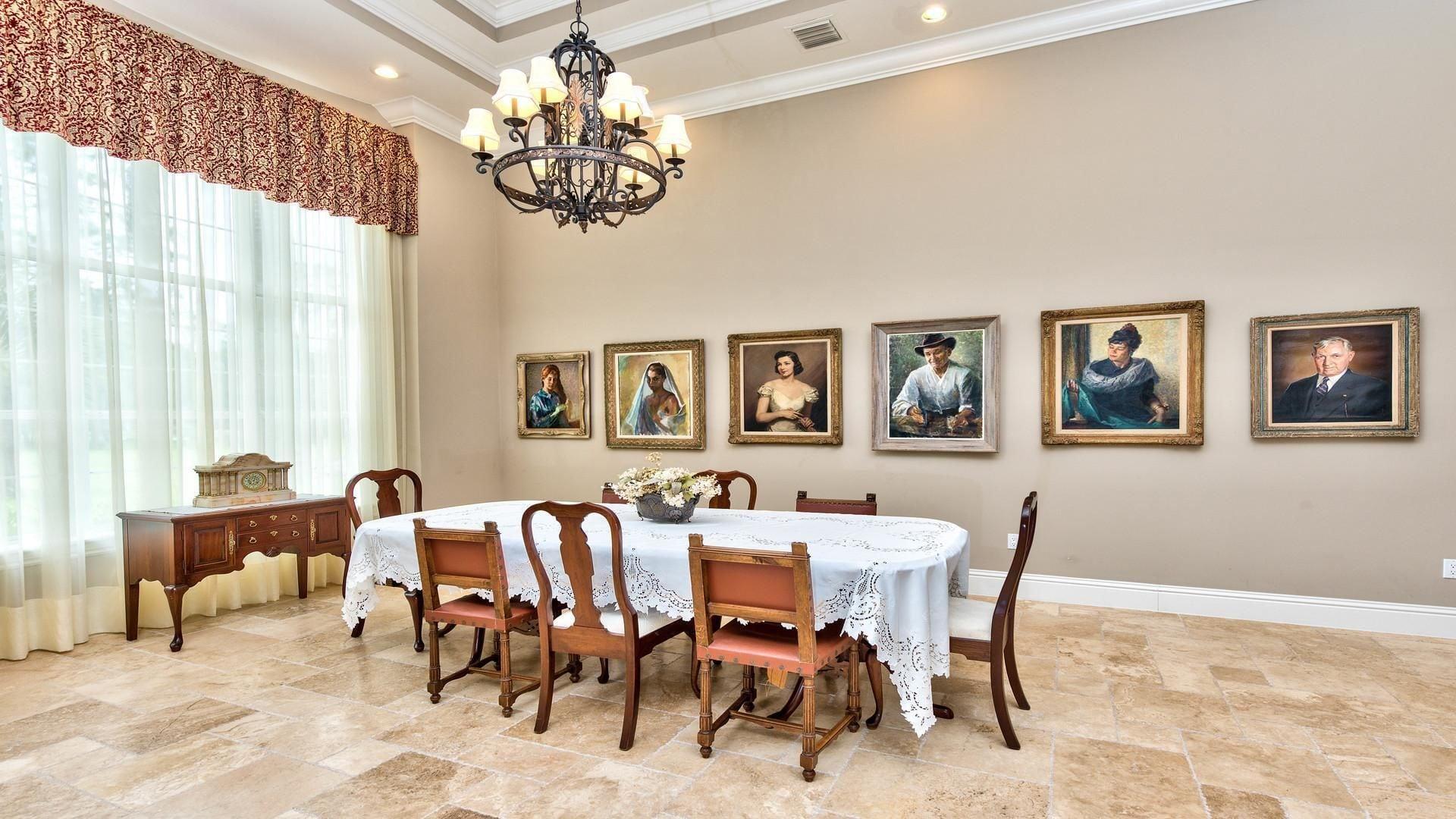 Restaurant Parisian 3 Bedroom Holiday Home by Naples Florida
