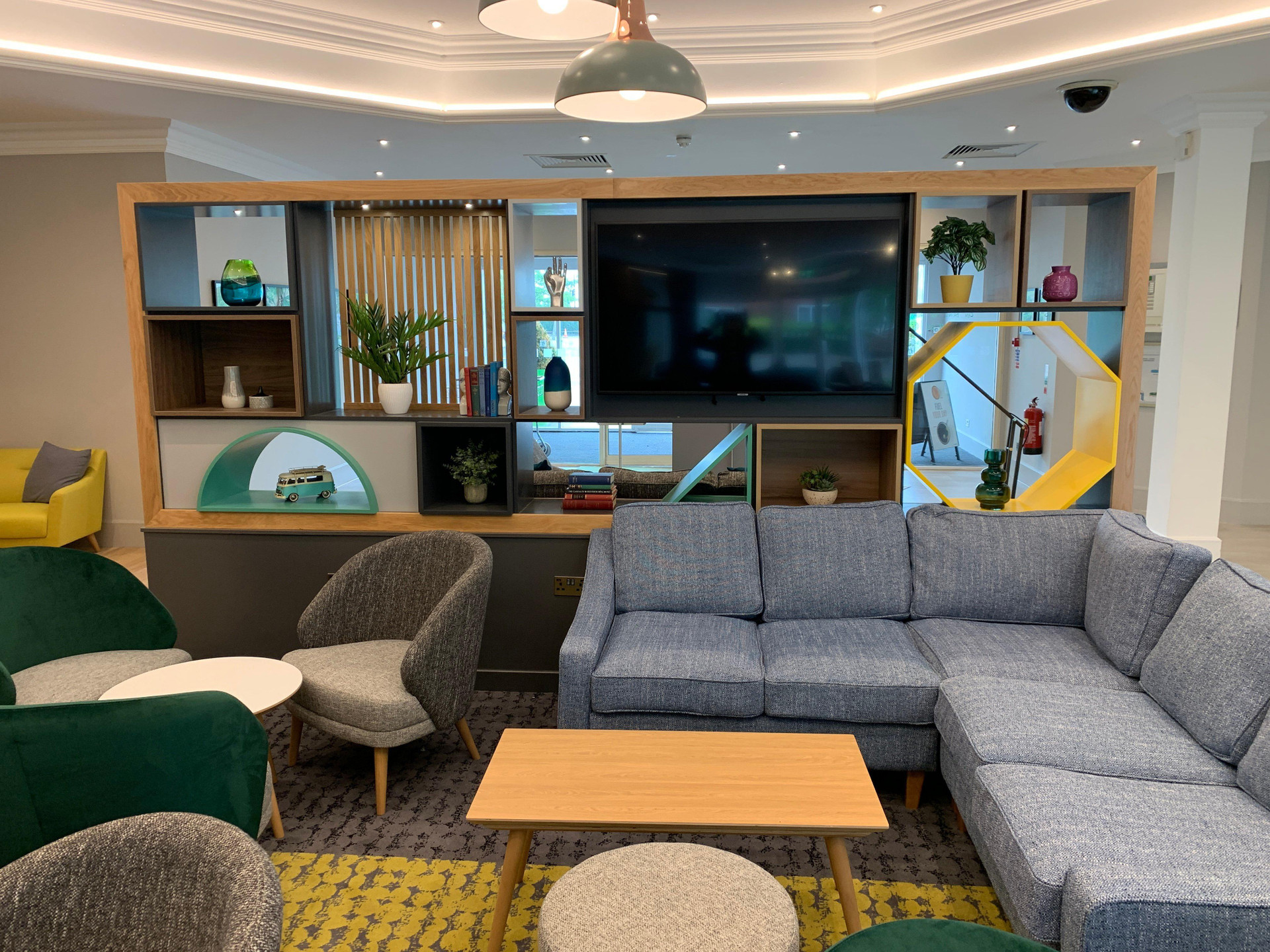 Vista Lobby Holiday Inn Aylesbury by IHG