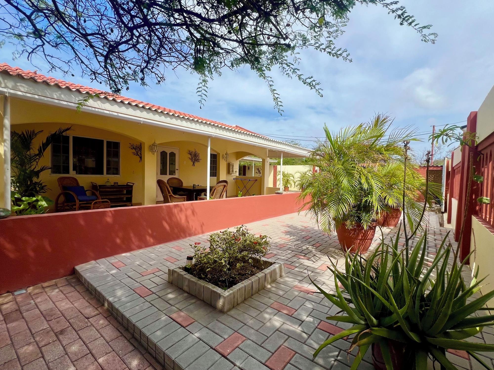 Vista Exterior Bubali Gardens by Kamerlingh Villa