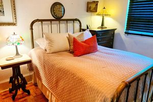 Alquiler Vacacional - Charming Clean Home near East End Market Large fenced yard - 25% off thirty days