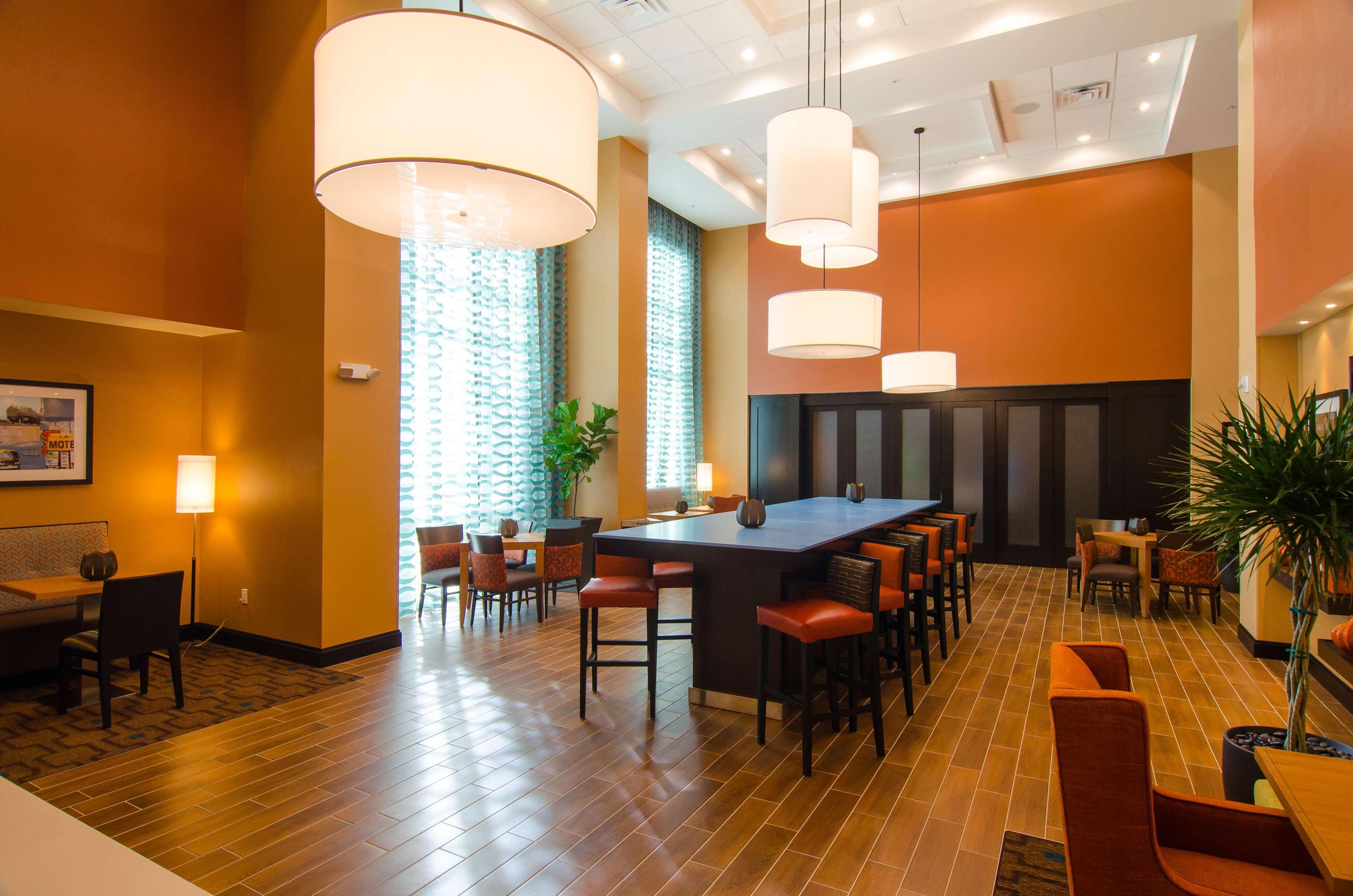 Vista Lobby Hampton Inn & Suites Huntsville