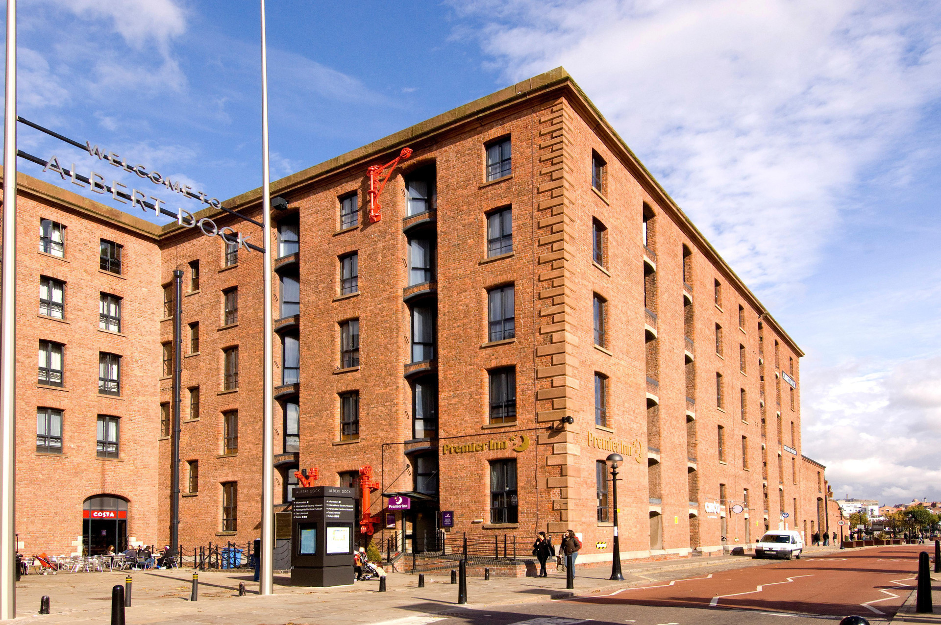 Vista Exterior Premier Inn Liverpool City - Albert Dock