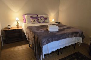 Alquiler Vacacional - Ruby's private 2-bedroom home with parking. Recently renovated with flooring.