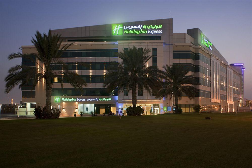 Vista da fachada Holiday Inn Express Dubai Airport