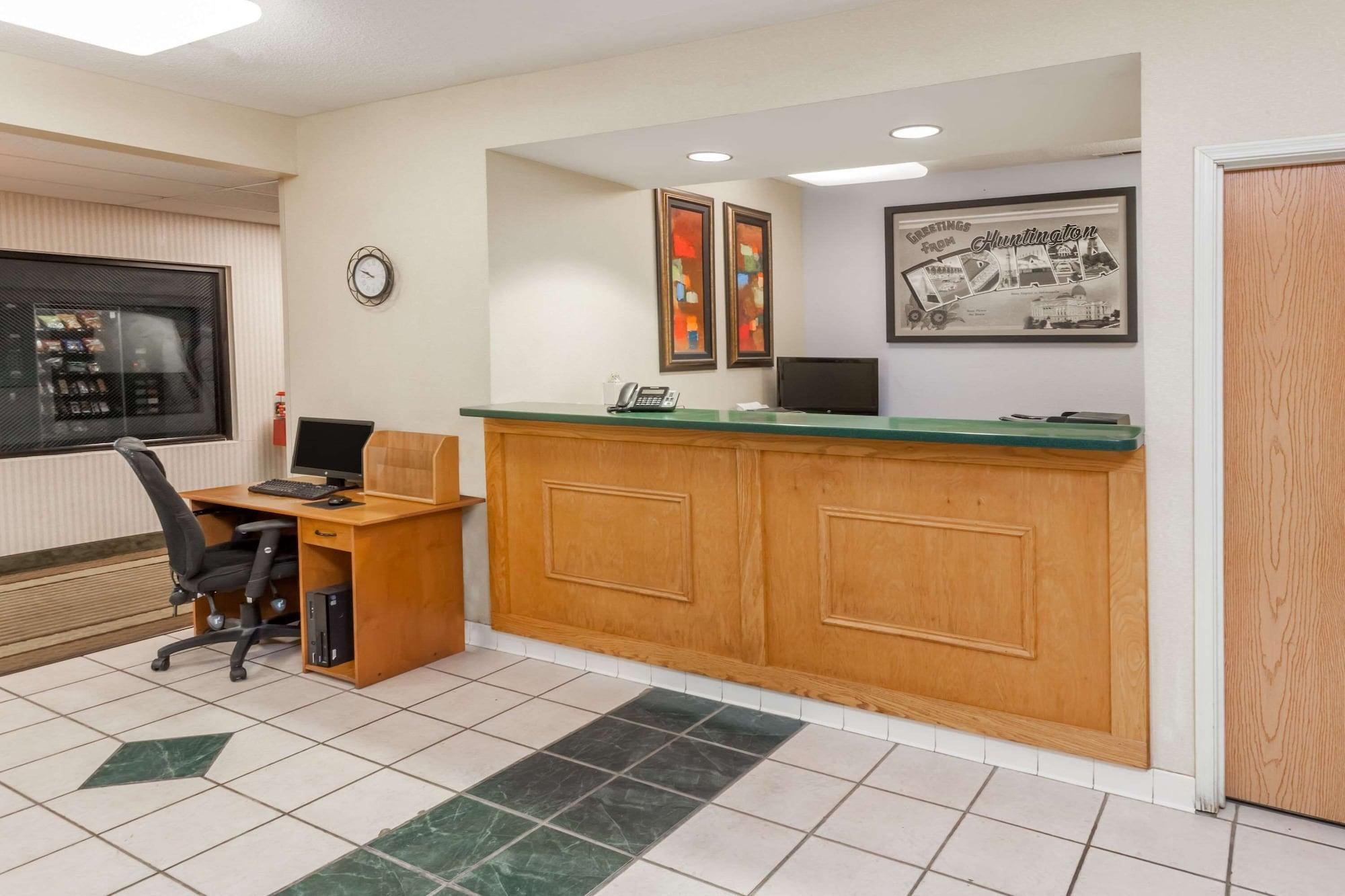 Varios Super 8 by Wyndham Huntington
