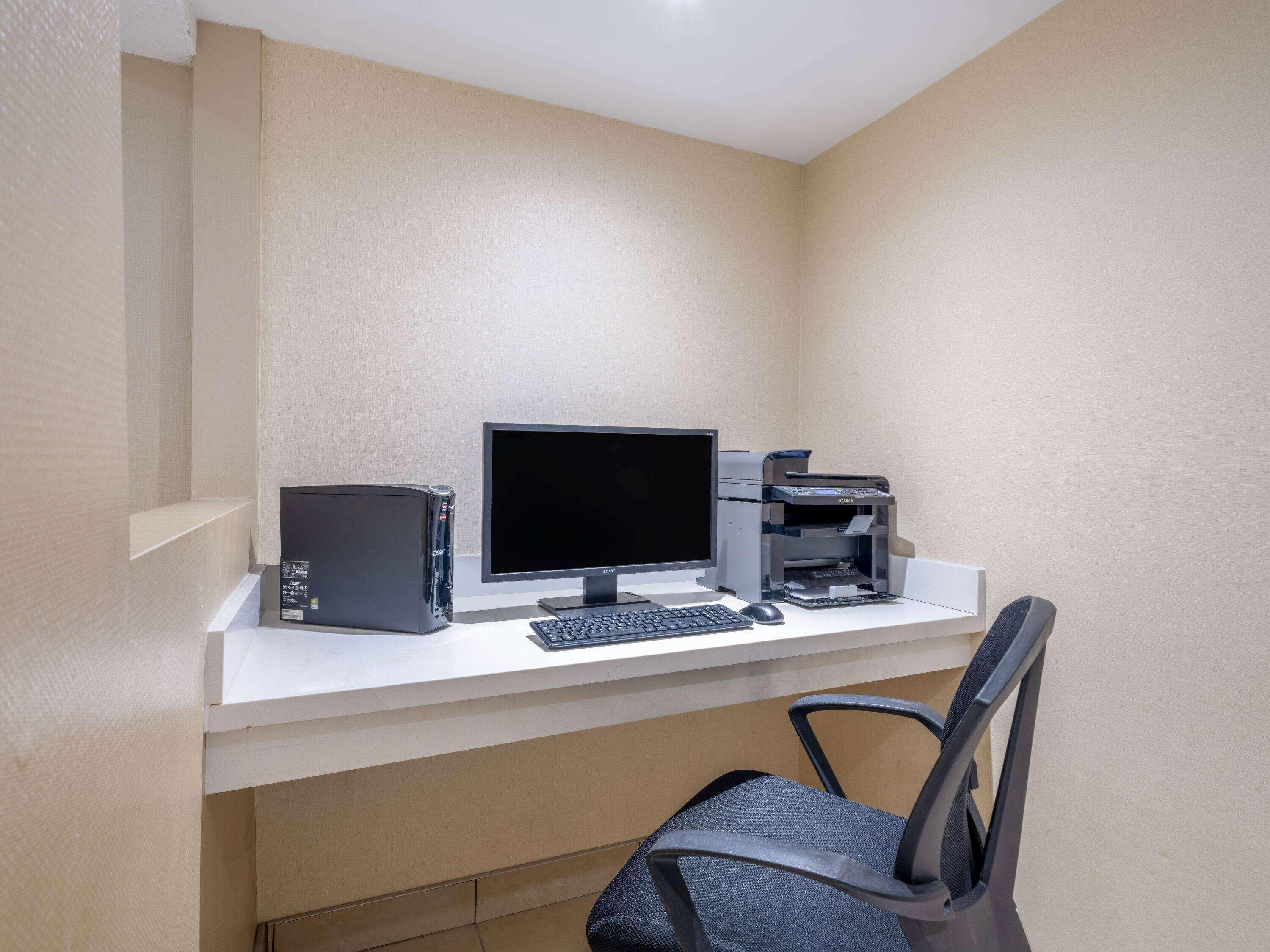 Centro de Negocios Super 8 by Wyndham Toronto East ON
