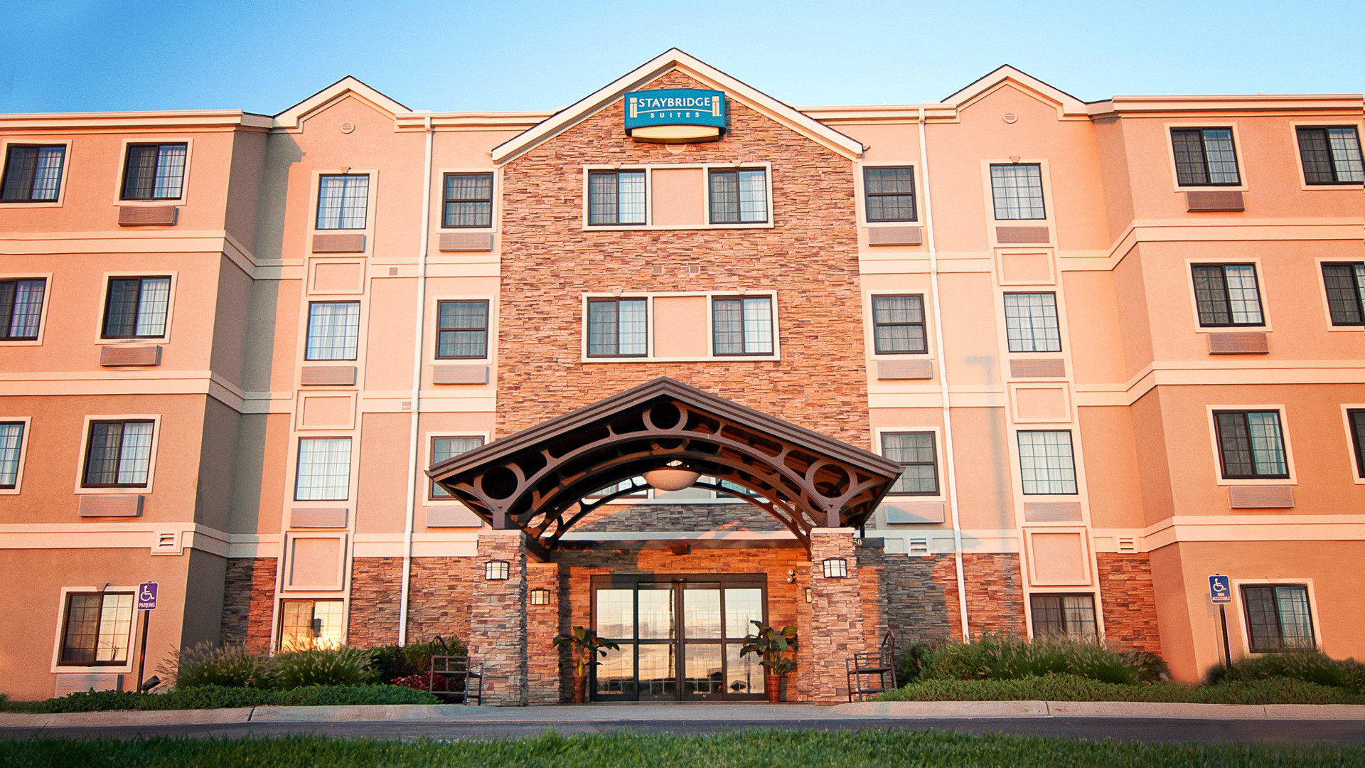 Vista Exterior Staybridge Suites Wichita by IHG
