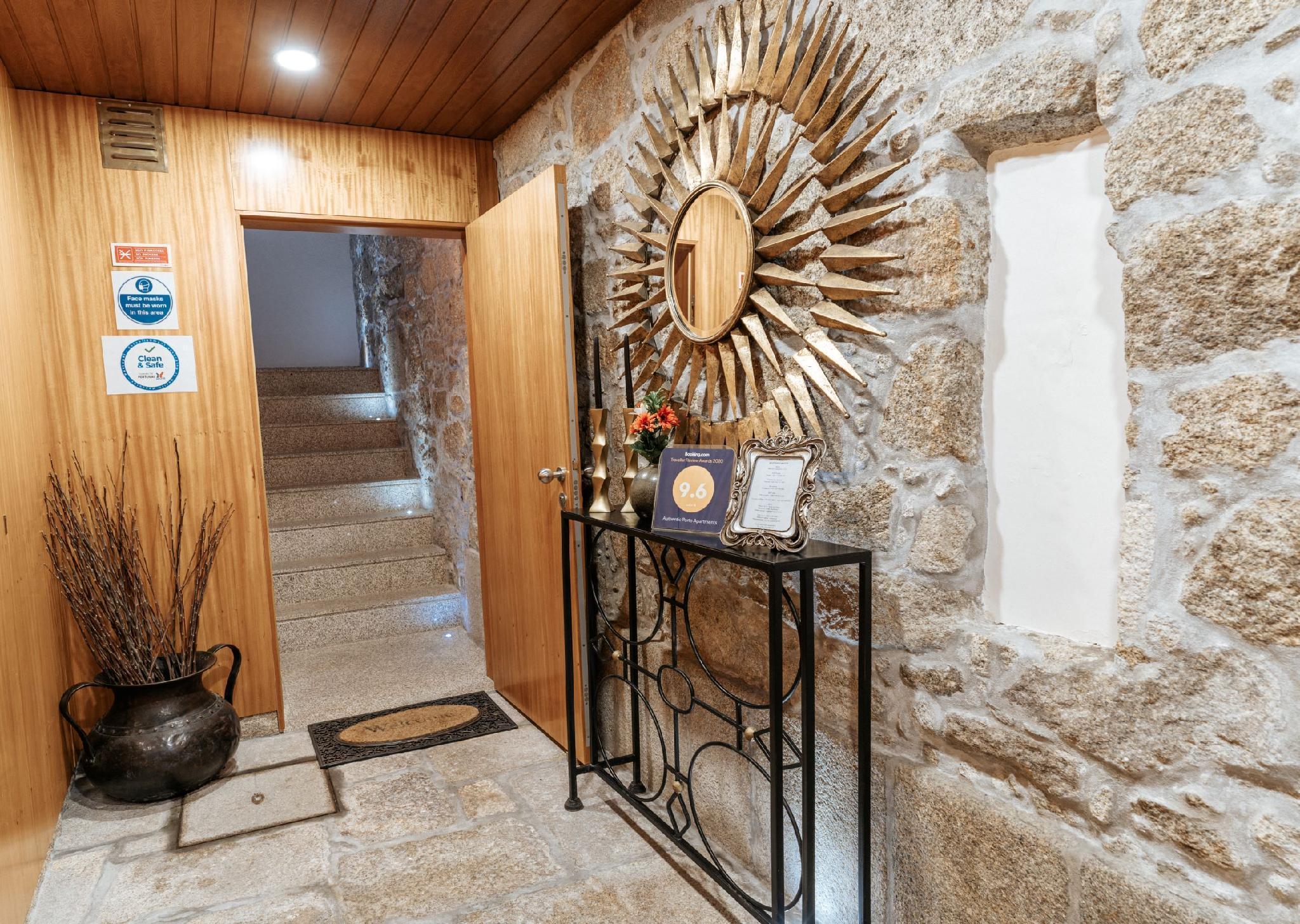 Vista Lobby Authentic Porto Apartments