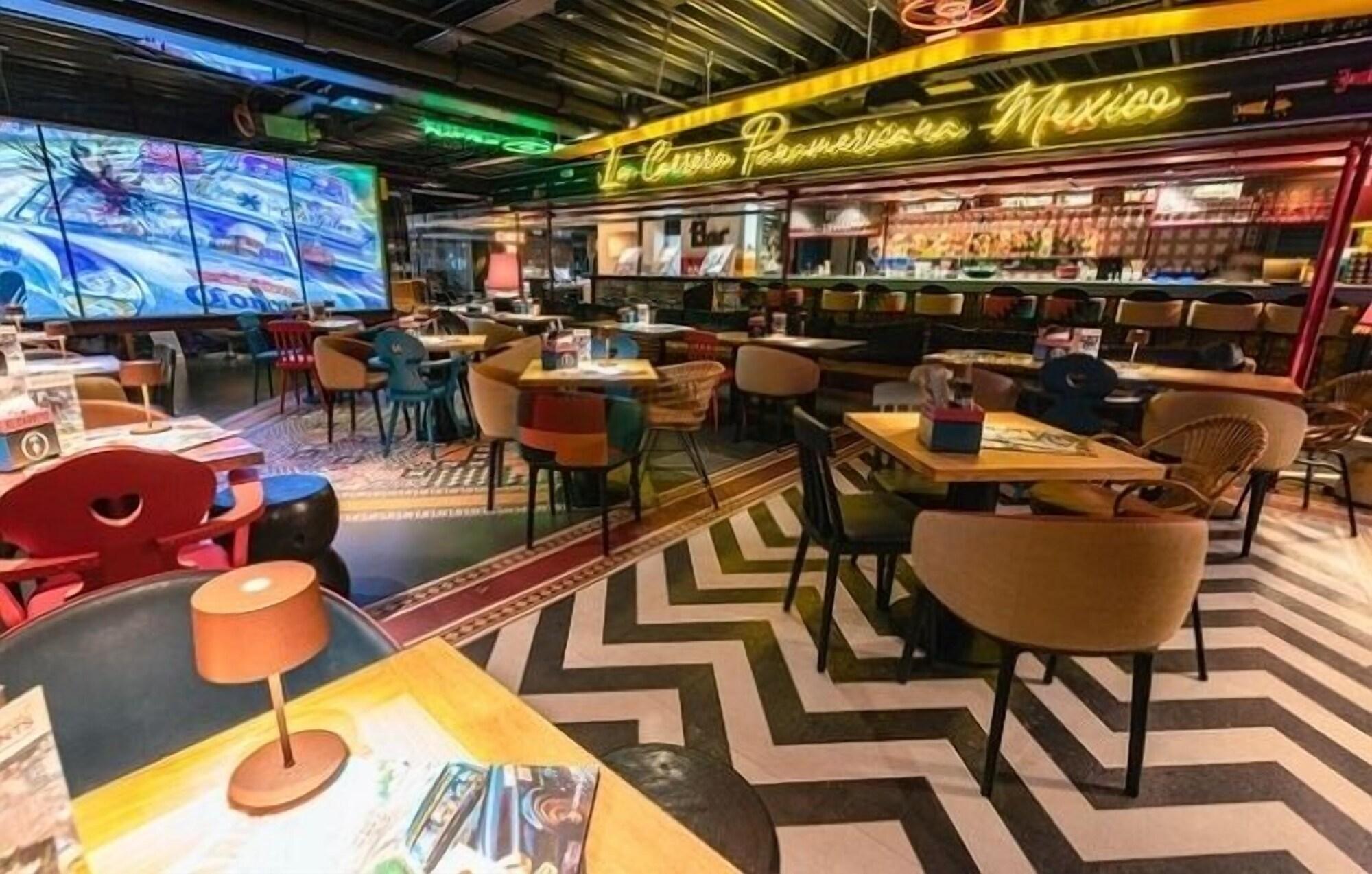 Bar/Salón V8 Hotel Köln