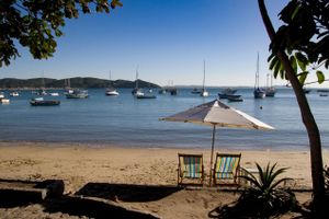 Alquiler Vacacional - Mansão com Seis Suítes Pé na Areia da Praia dos Ossos e Próx. à Rua das Pedras Por Luxury Rentals