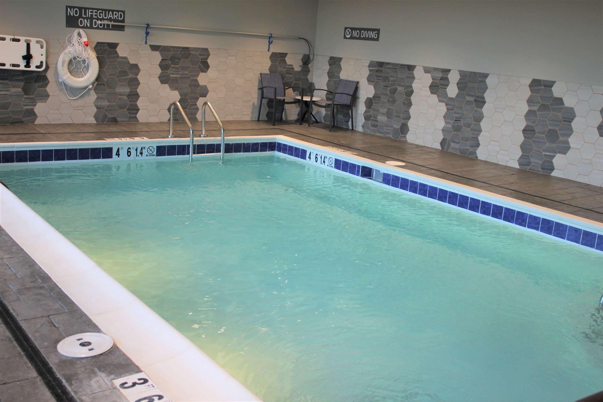 Vista Piscina La Quinta Inn & Suites by Wyndham Bardstown