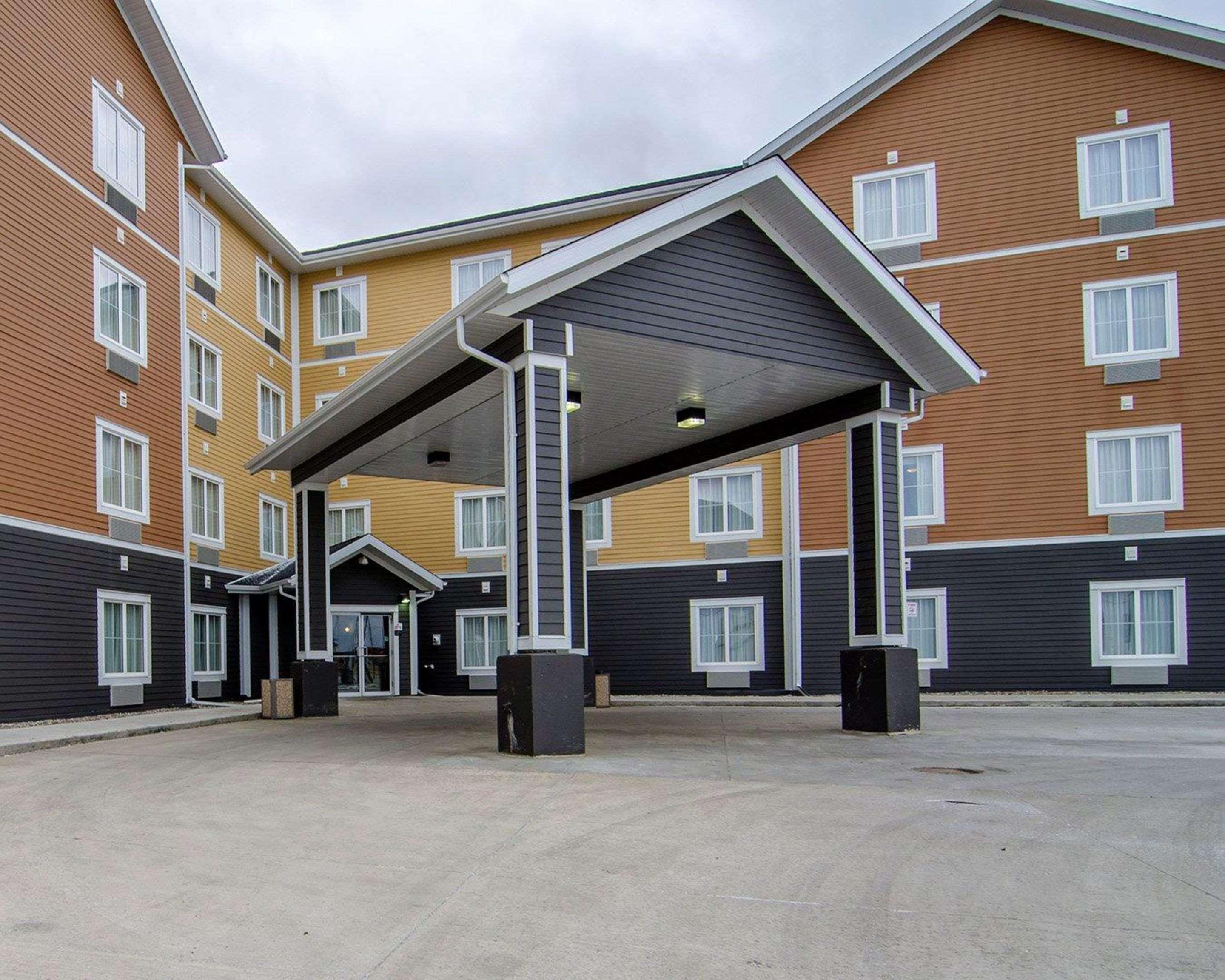 Vista Exterior Travelodge Suites by Wyndham Estevan