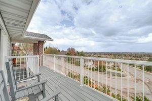Alquiler Vacacional - Inviting Great Falls Home w/ Wraparound Deck!
