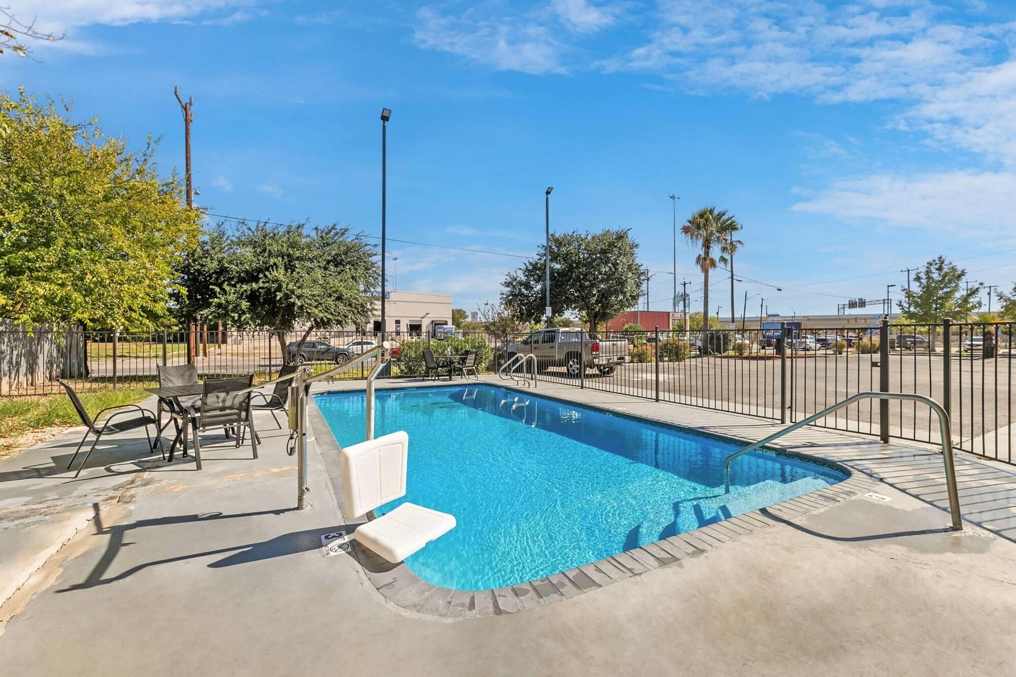 Vista Piscina Baymont by Wyndham San Antonio Downtown